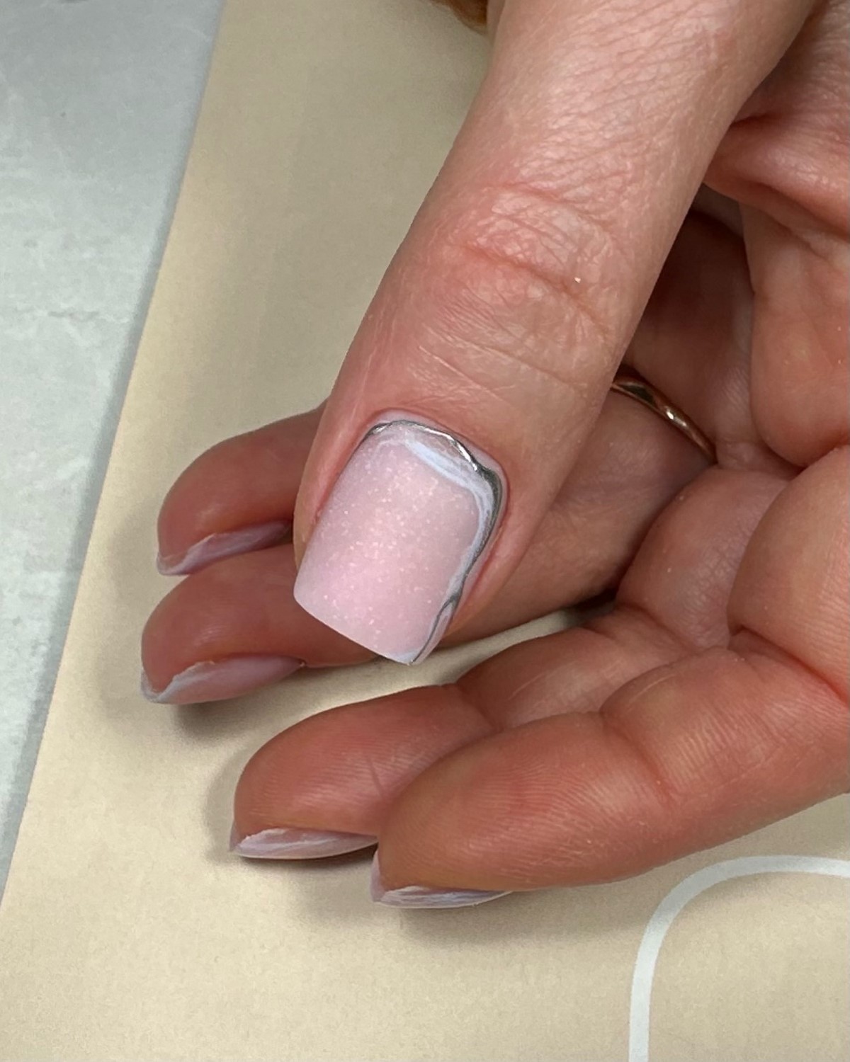 Нюдовый маникюр весны 2026: оттенки, которые носят со всем