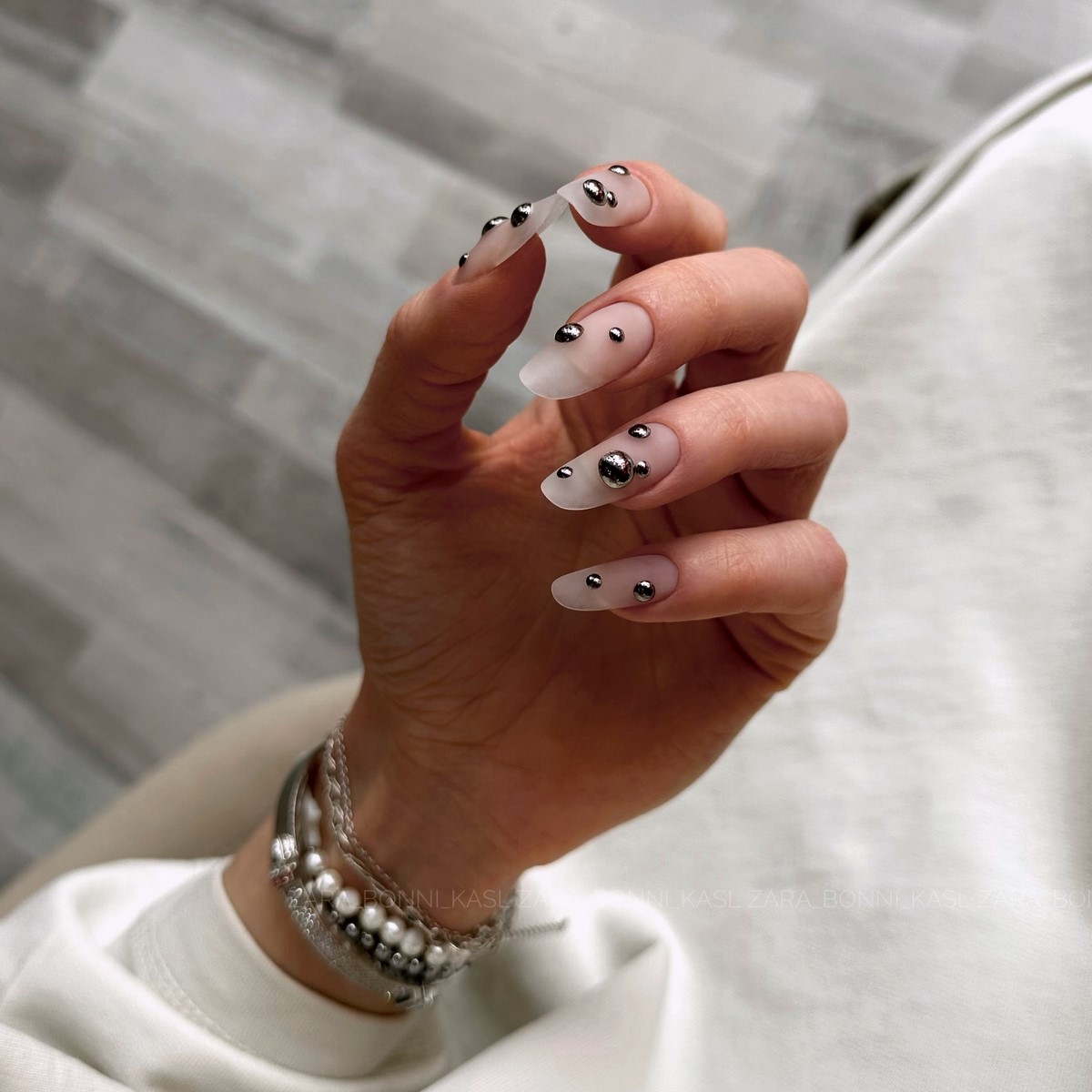 Нюдовый маникюр весны 2026: оттенки, которые носят со всем