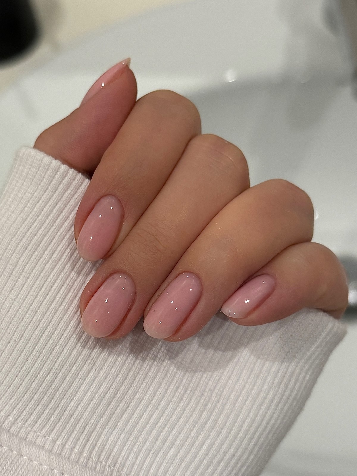 Нюдовый маникюр весны 2026: оттенки, которые носят со всем