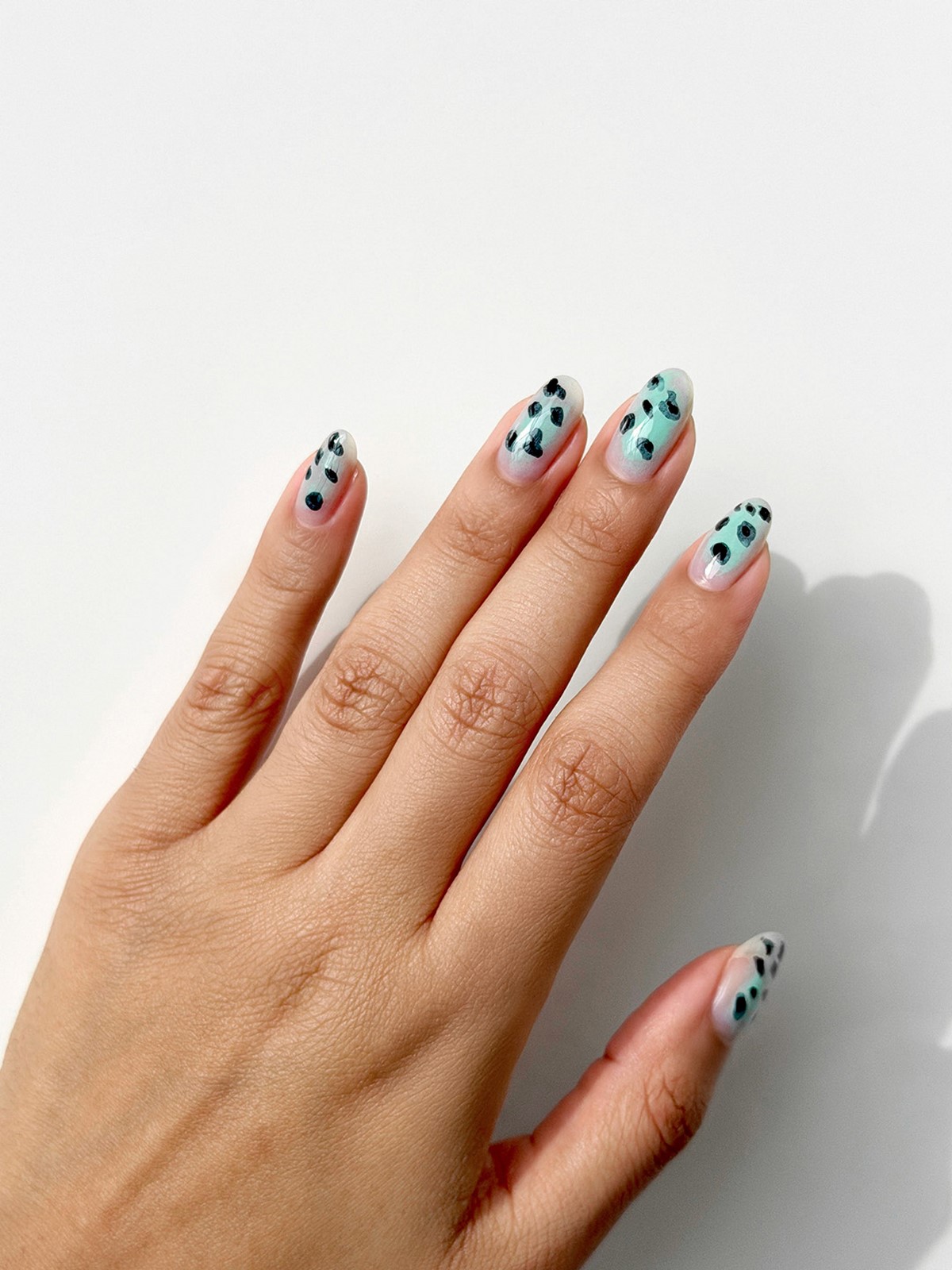 Пасхальный маникюр: стильные идеи без наивных рисунков