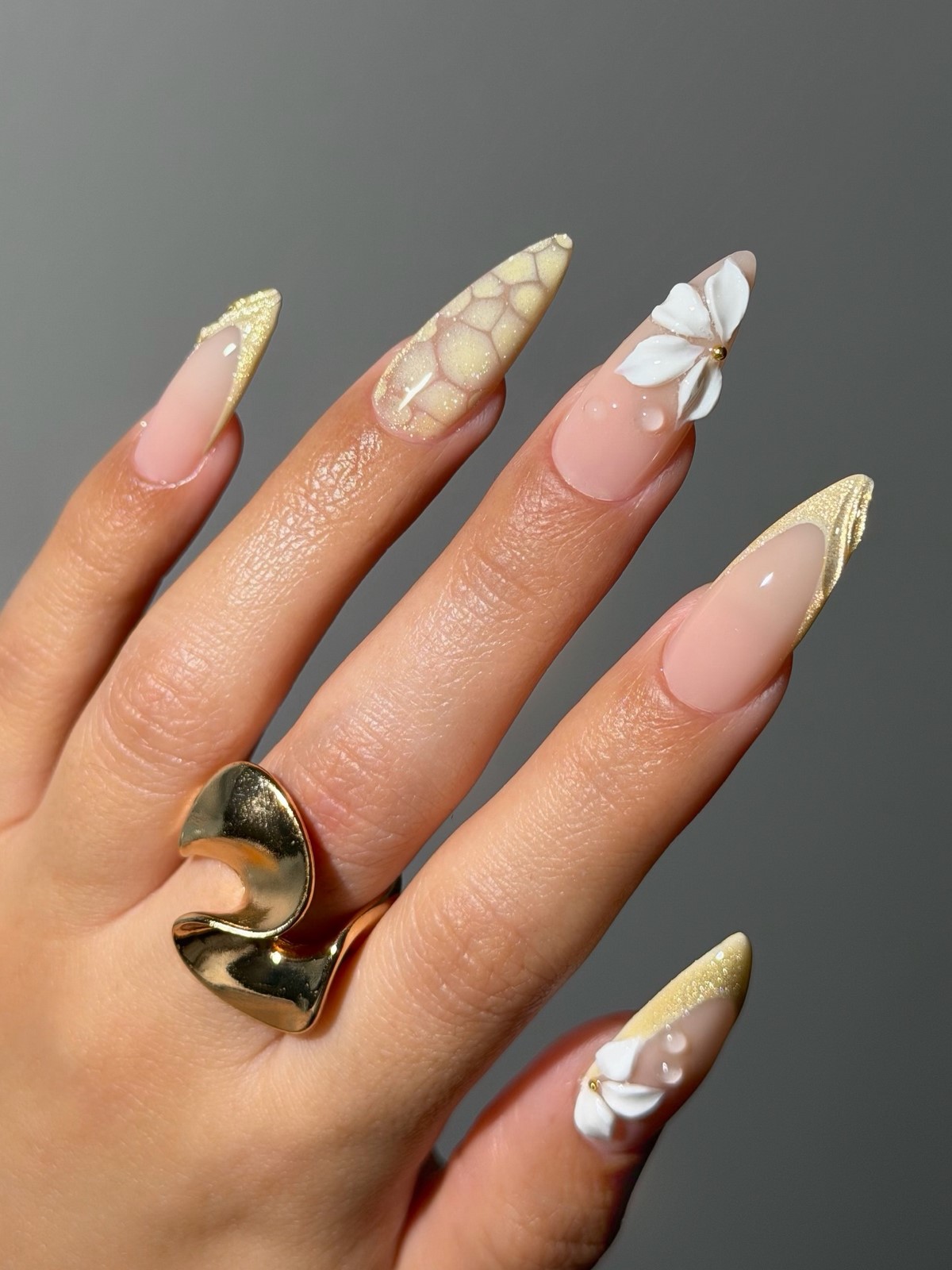 Пасхальный маникюр: стильные идеи без наивных рисунков