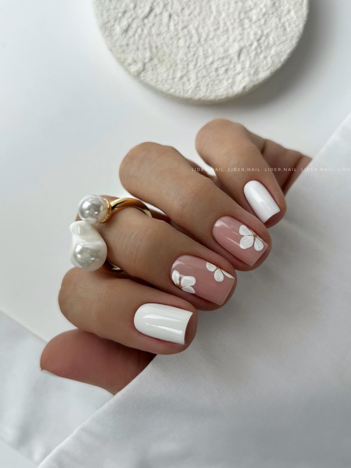 Пасхальный маникюр: стильные идеи без наивных рисунков