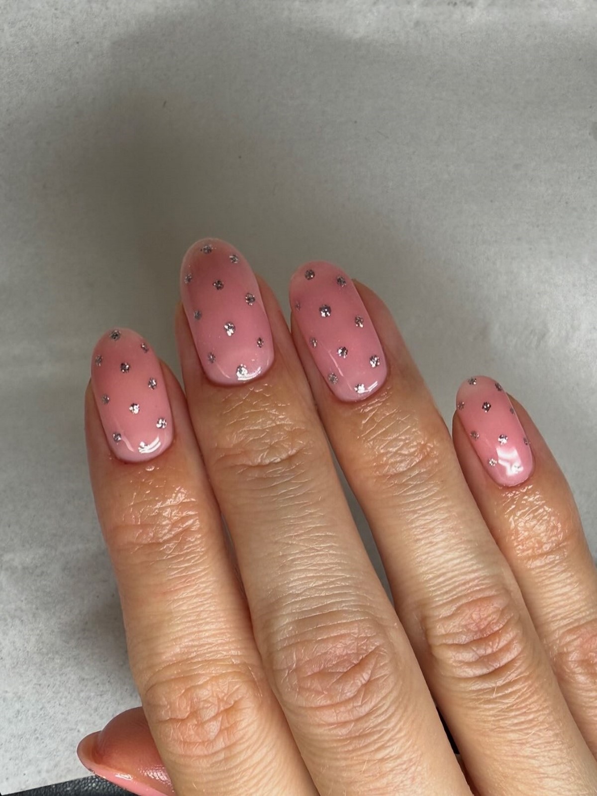 Пасхальный маникюр: стильные идеи без наивных рисунков