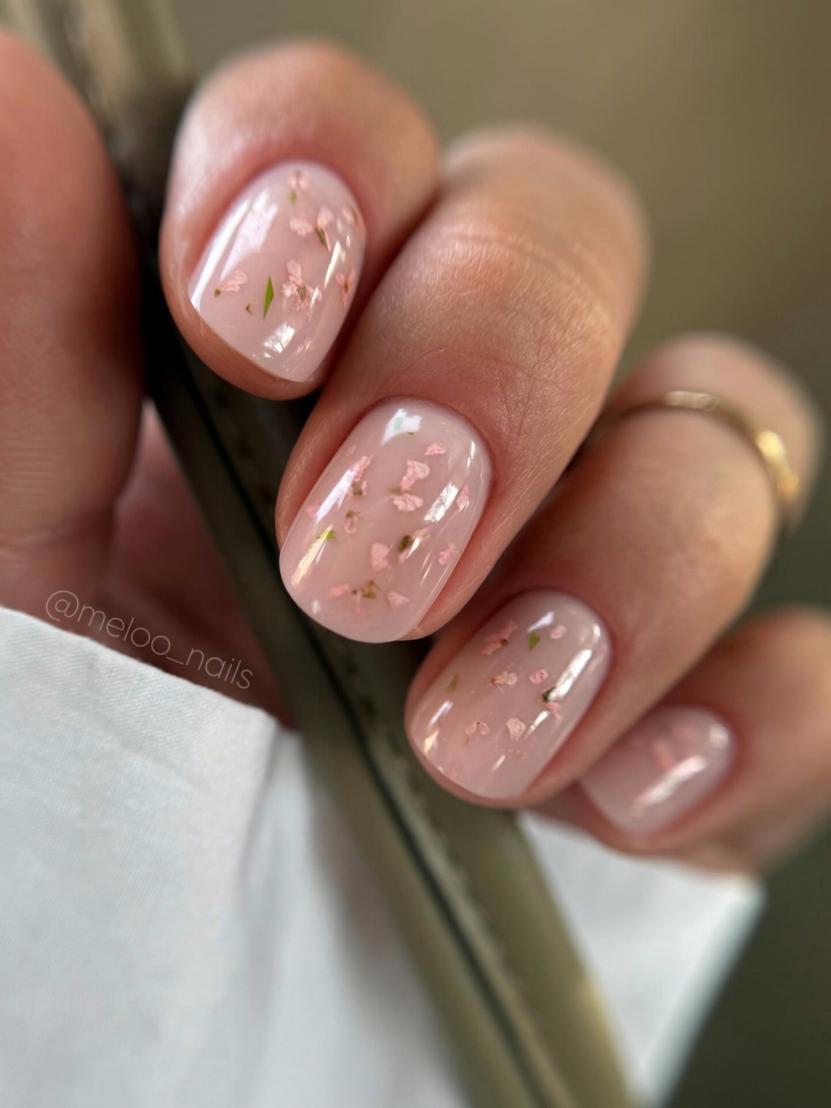 Пасхальный маникюр: стильные идеи без наивных рисунков