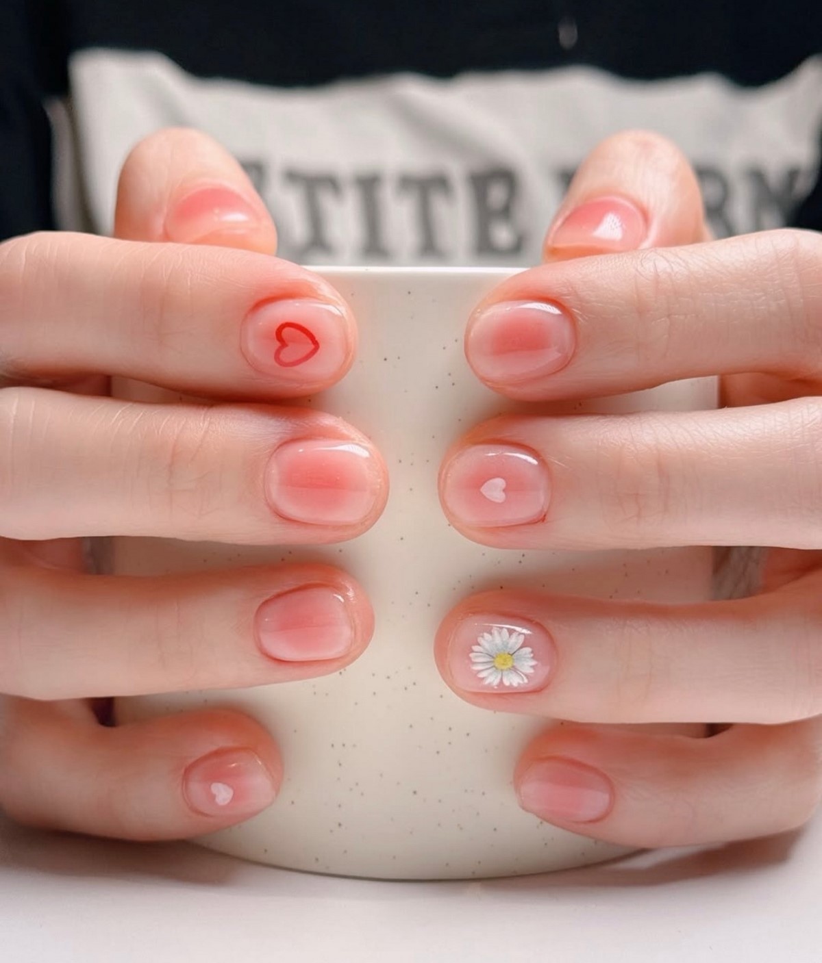 Пасхальный маникюр: стильные идеи без наивных рисунков