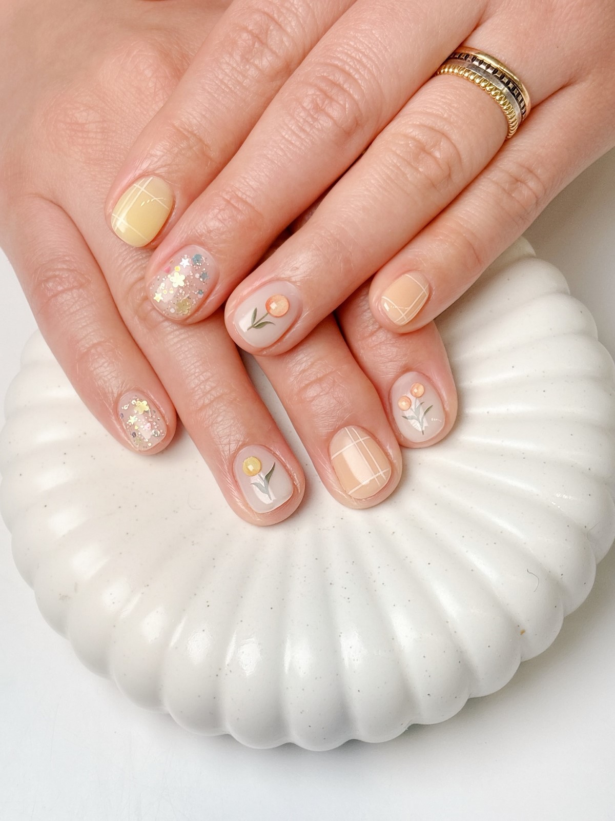 Пасхальный маникюр: стильные идеи без наивных рисунков