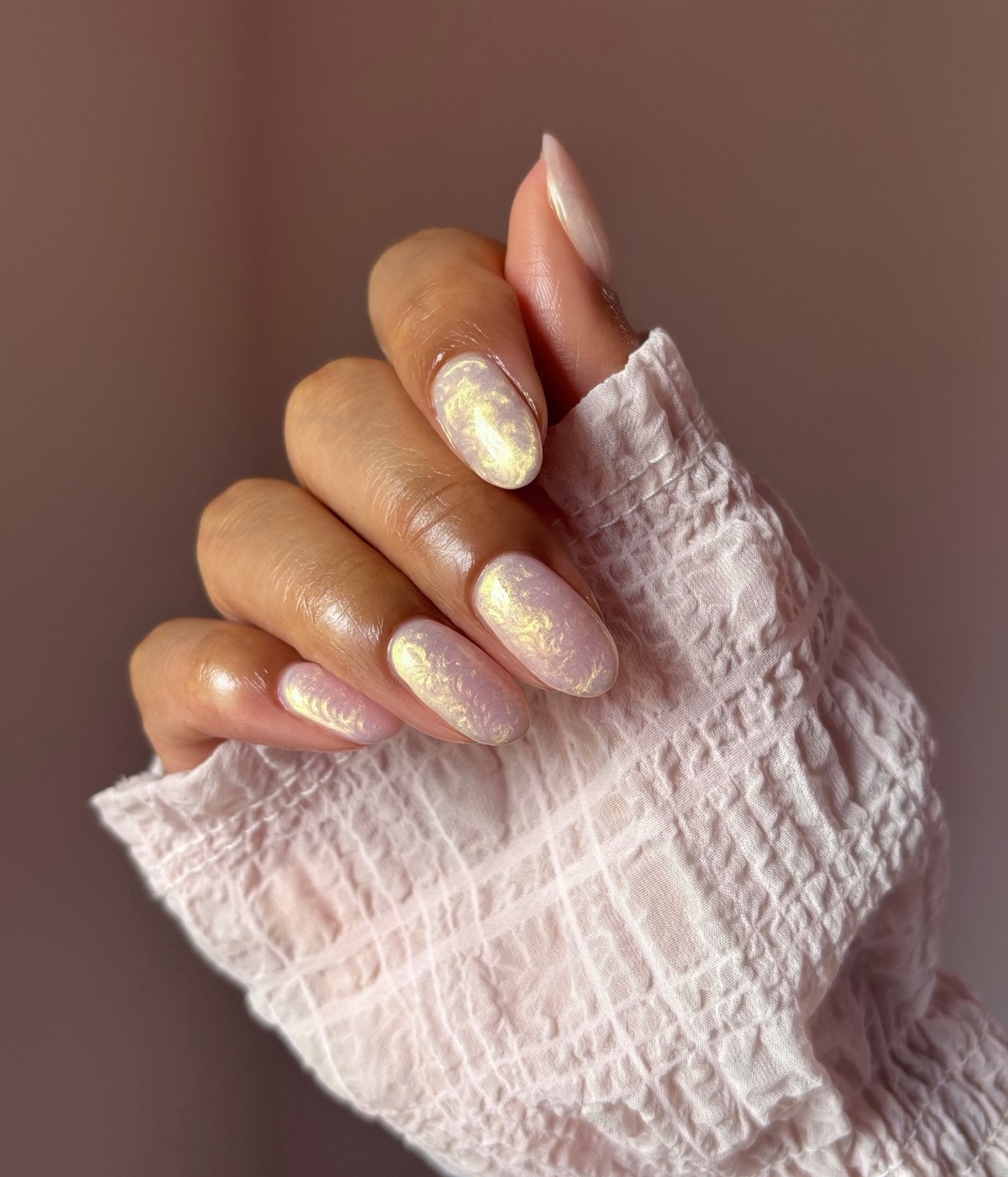 Пасхальный маникюр: стильные идеи без наивных рисунков