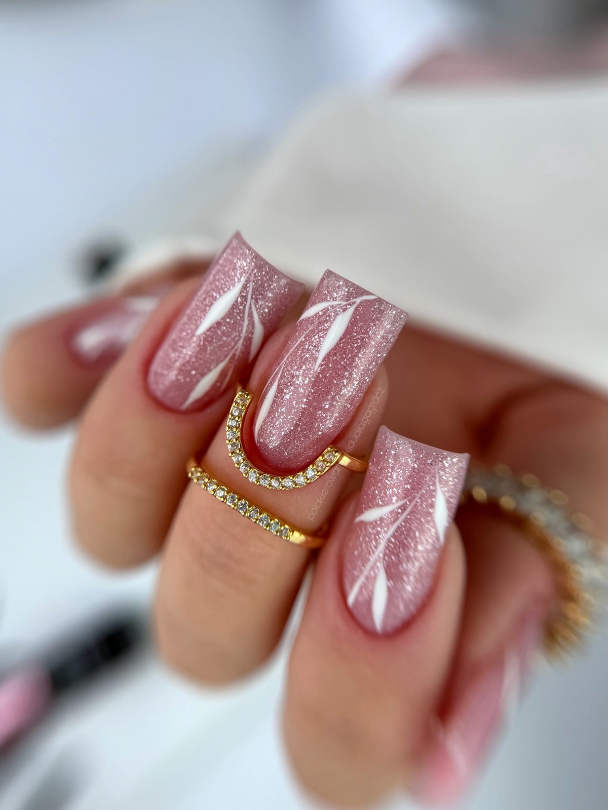 Пасхальный маникюр: стильные идеи без наивных рисунков