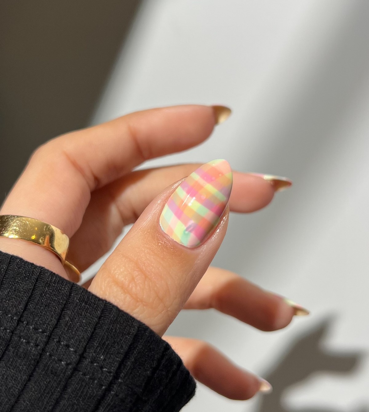 Пасхальный маникюр: стильные идеи без наивных рисунков