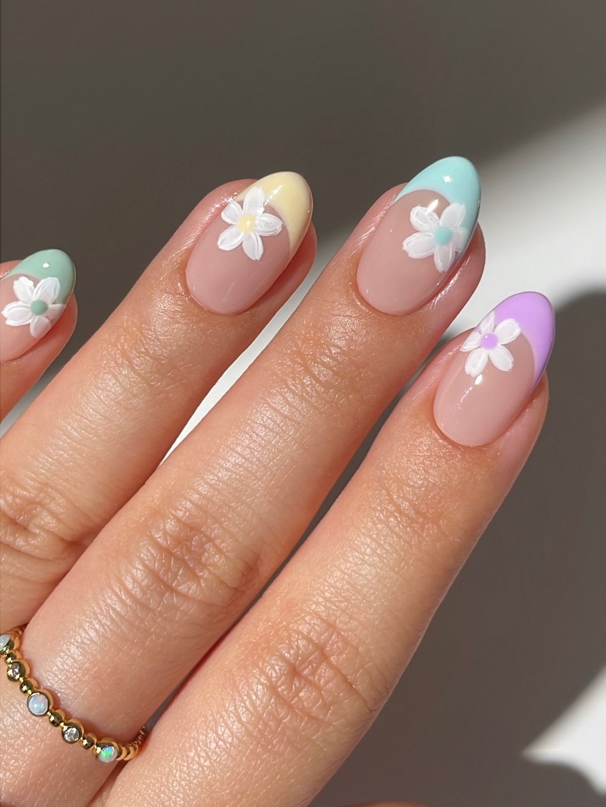 Пасхальный маникюр: стильные идеи без наивных рисунков