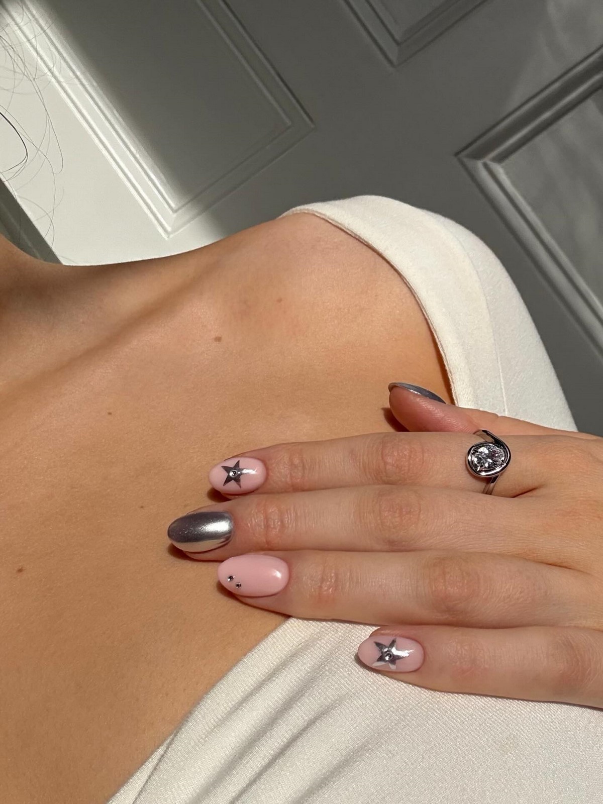 Пасхальный маникюр: стильные идеи без наивных рисунков