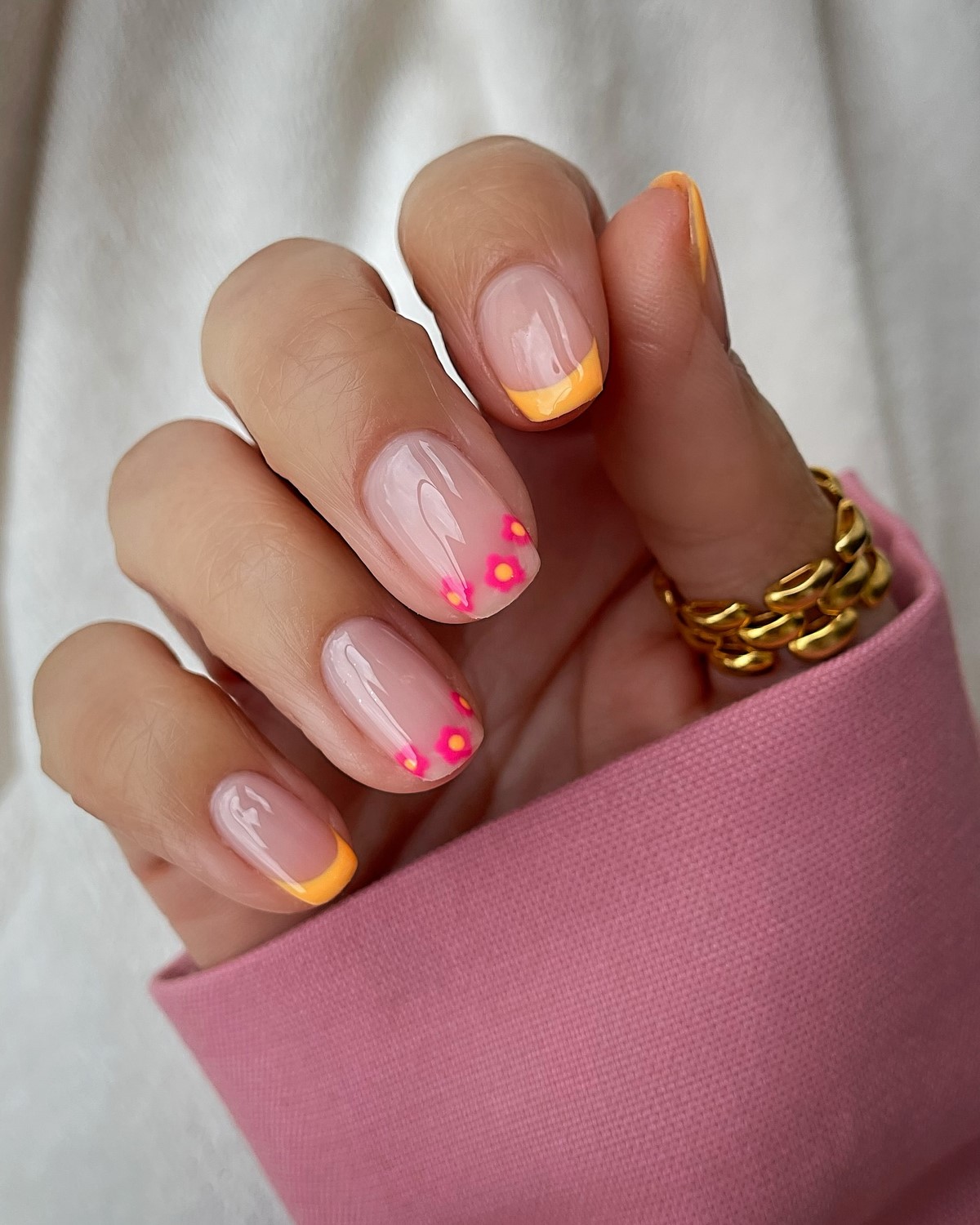 Персик вместо нюда: маникюр, который правит весной 2026