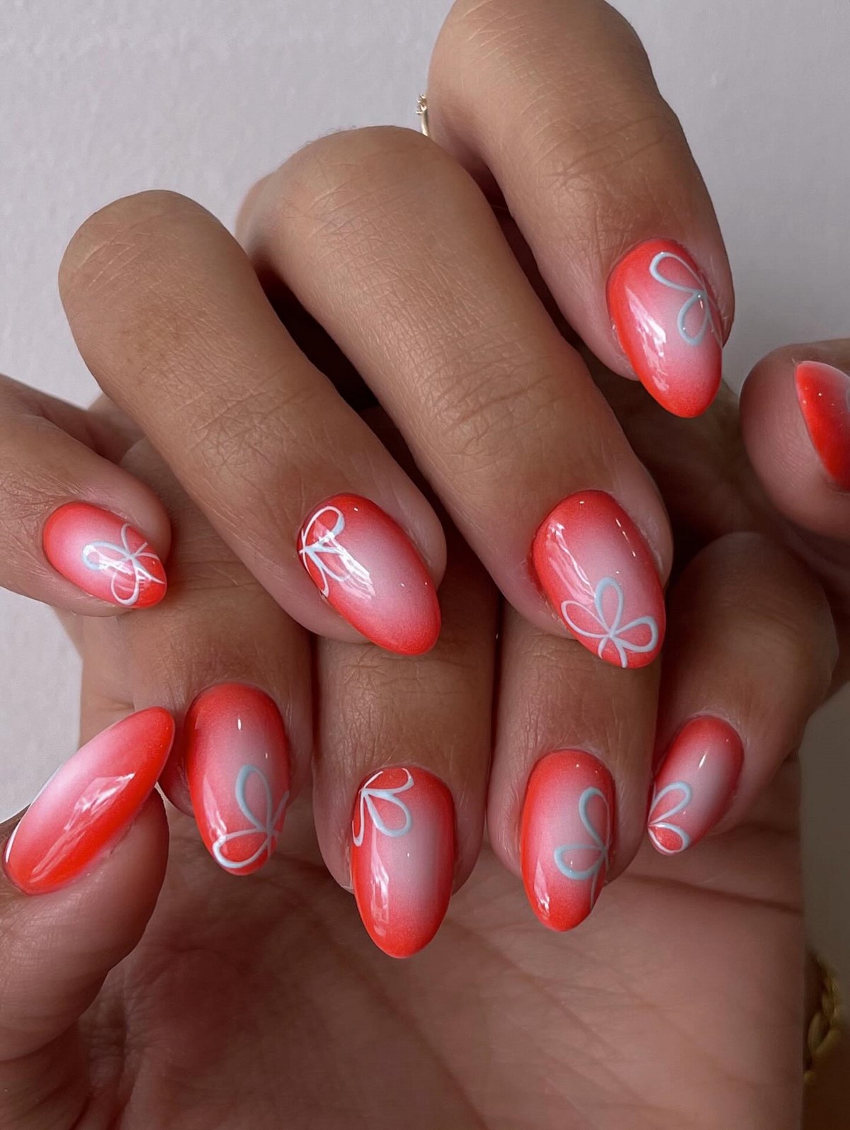 Персик вместо нюда: маникюр, который правит весной 2026