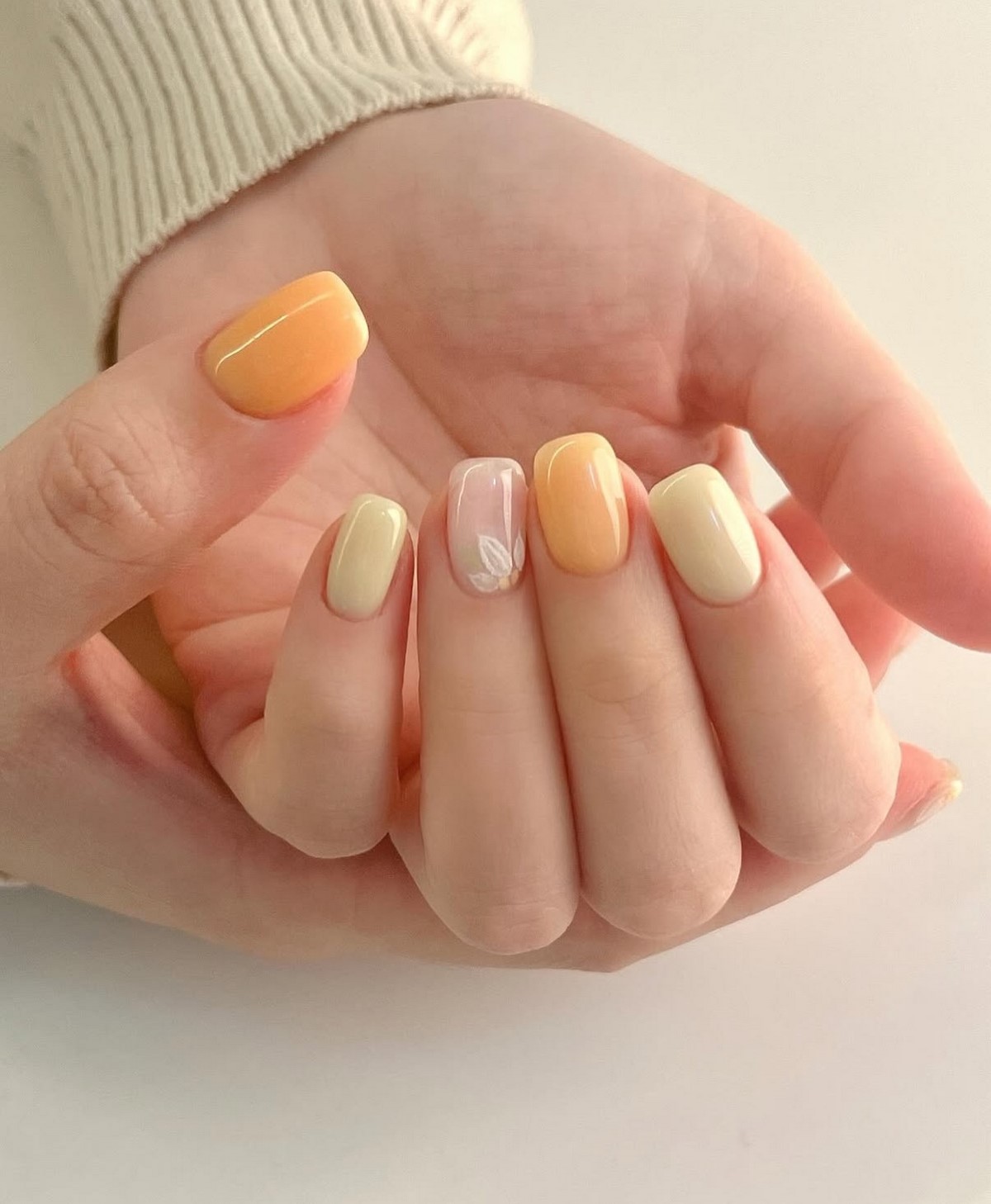 Персик вместо нюда: маникюр, который правит весной 2026