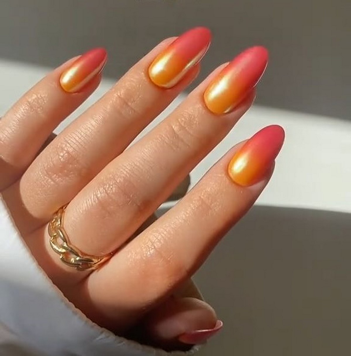 Персик вместо нюда: маникюр, который правит весной 2026
