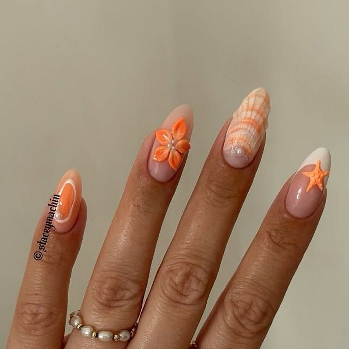 Персик вместо нюда: маникюр, который правит весной 2026