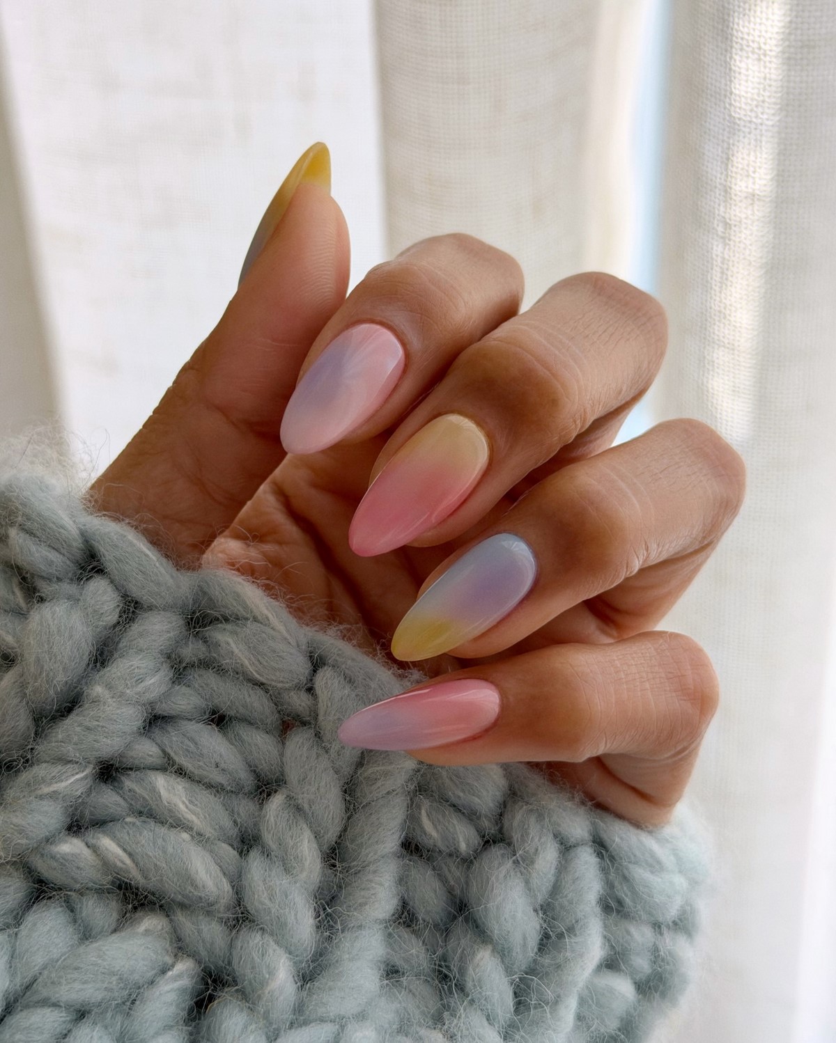 Персик вместо нюда: маникюр, который правит весной 2026