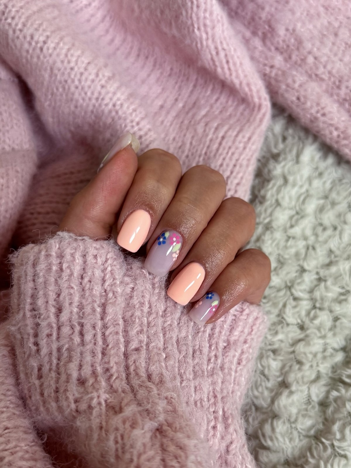 Персик вместо нюда: маникюр, который правит весной 2026