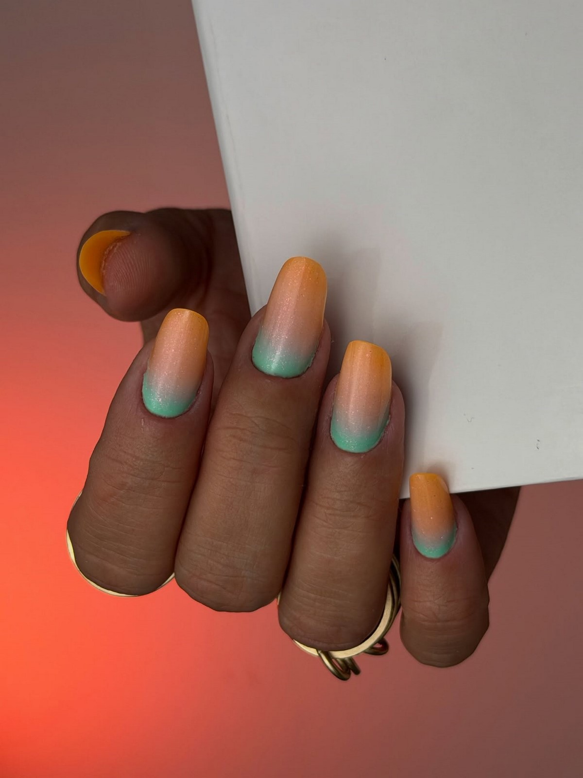 Персик вместо нюда: маникюр, который правит весной 2026