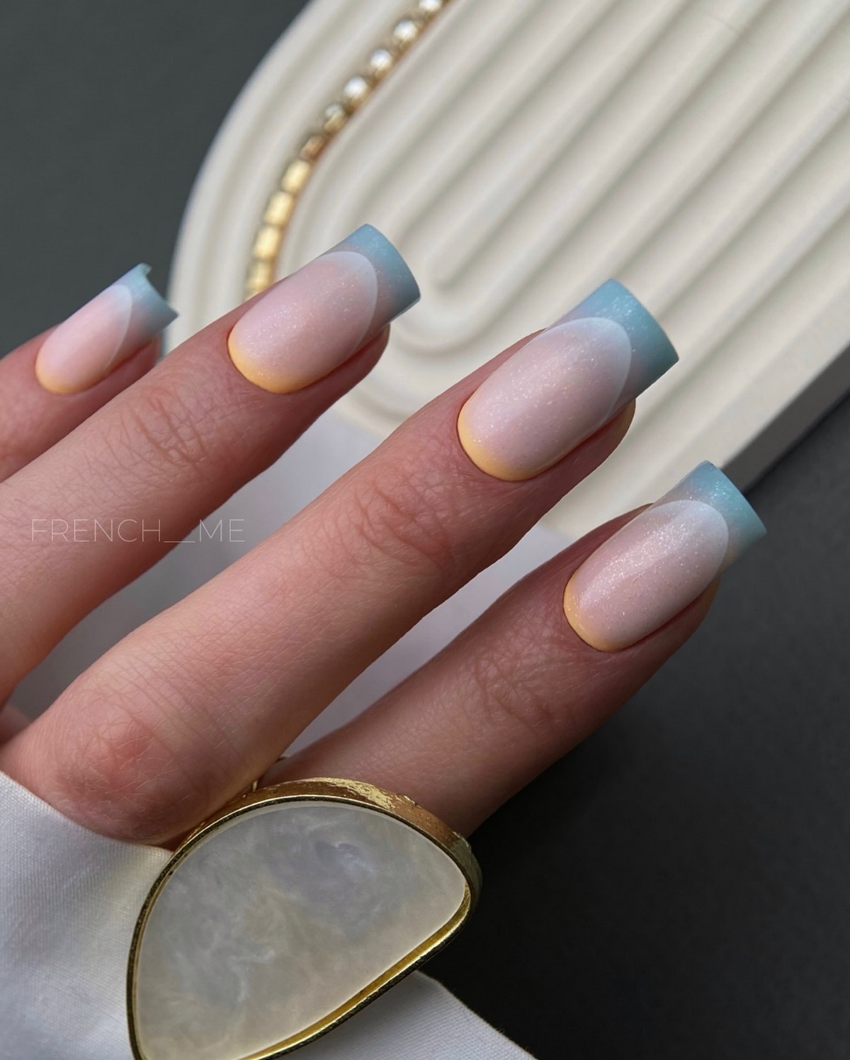 Персик вместо нюда: маникюр, который правит весной 2026