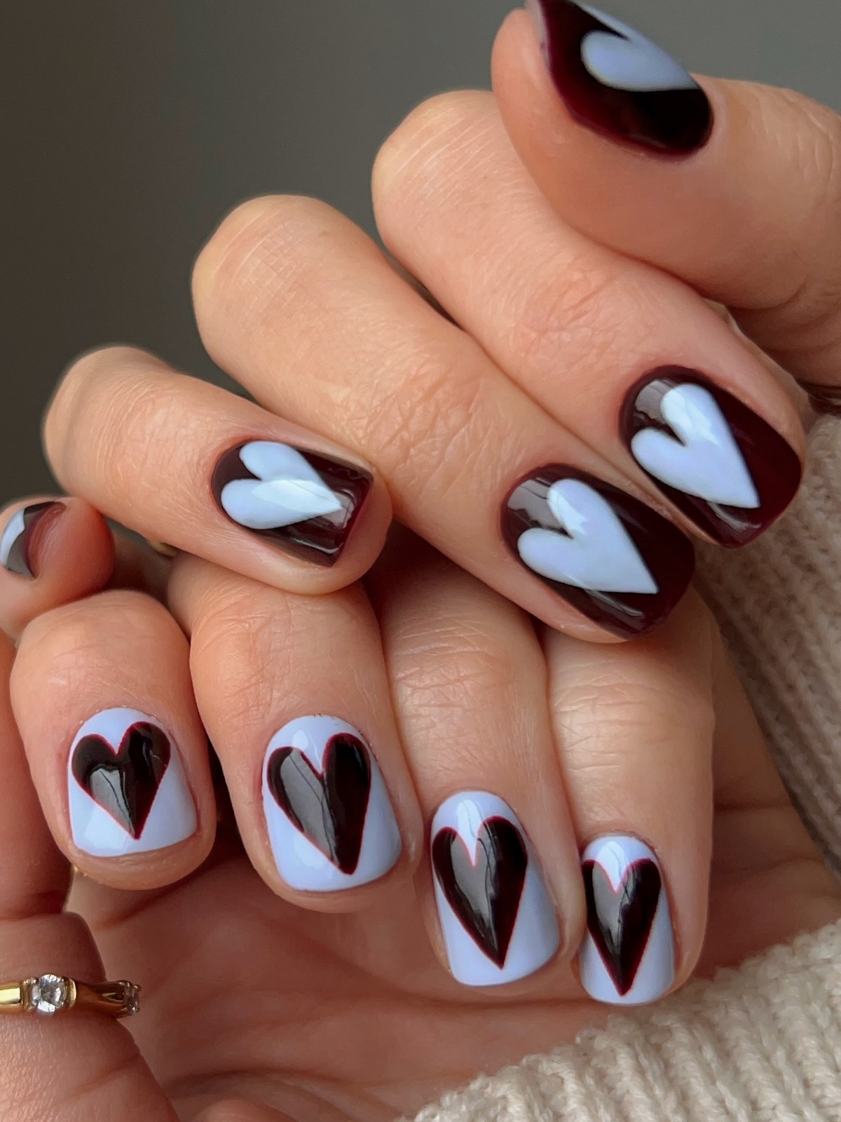 Приглушенный голубой маникюр вытесняет нюд этой весной