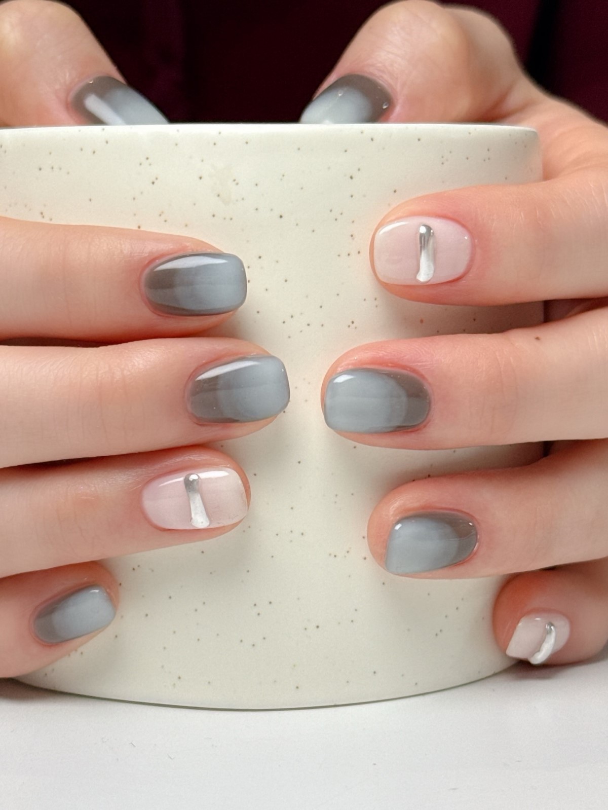 Приглушенный голубой маникюр вытесняет нюд этой весной