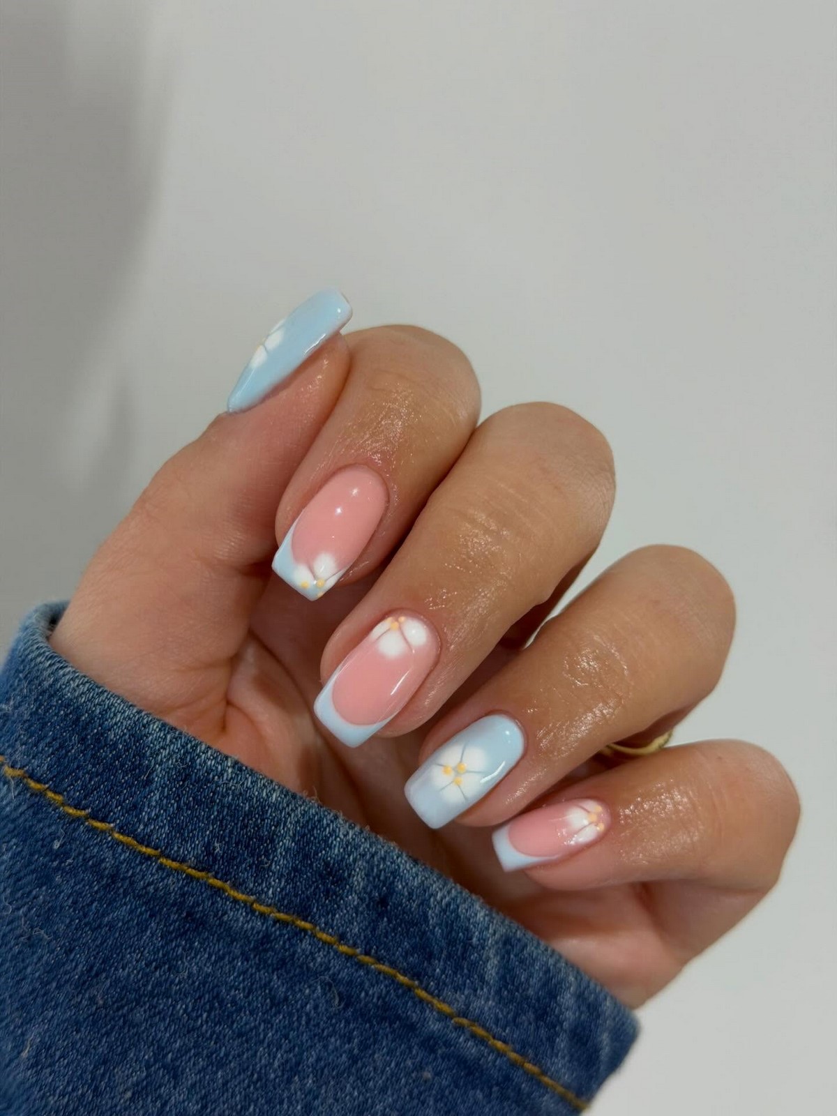 Приглушенный голубой маникюр вытесняет нюд этой весной