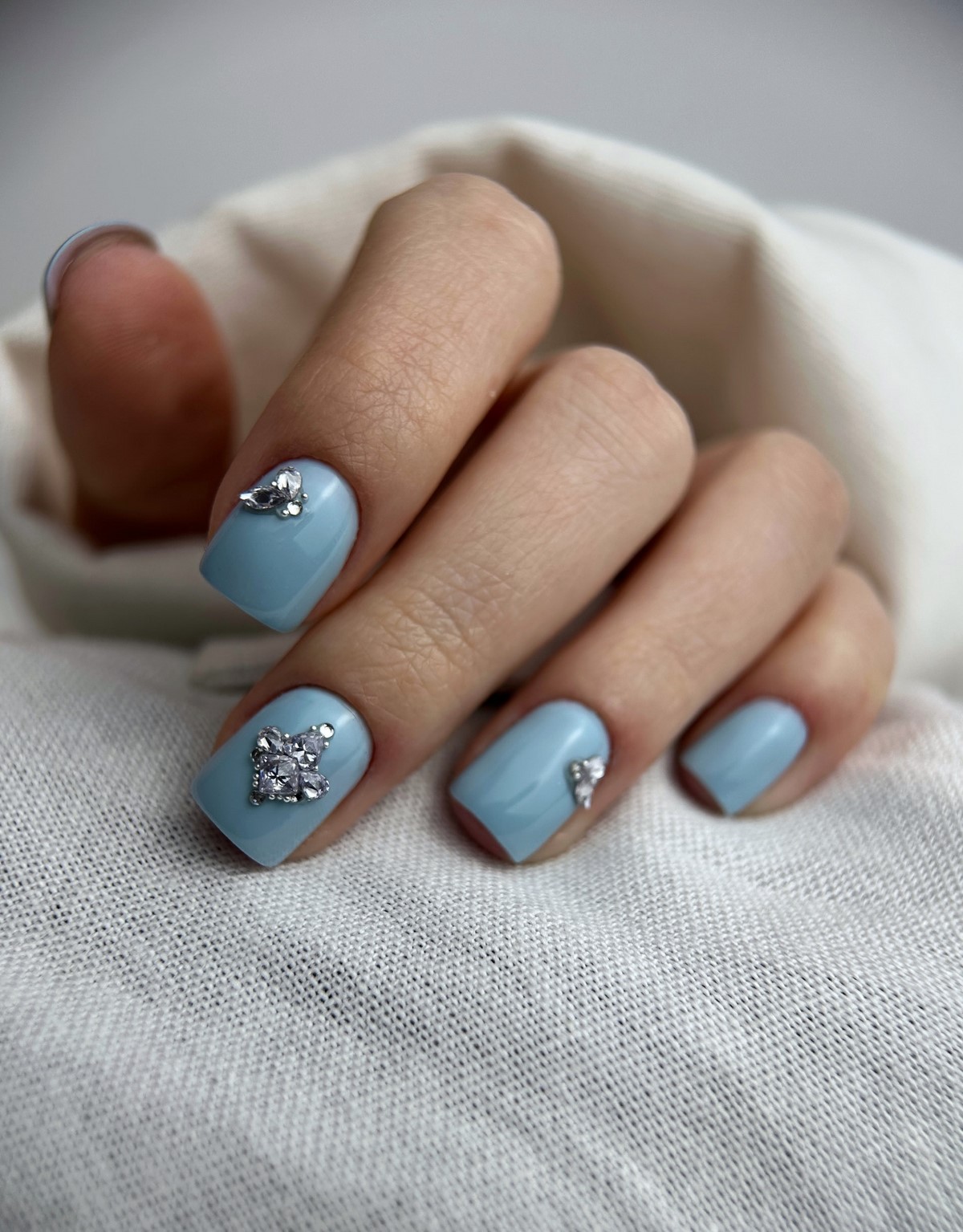 Приглушенный голубой маникюр вытесняет нюд этой весной