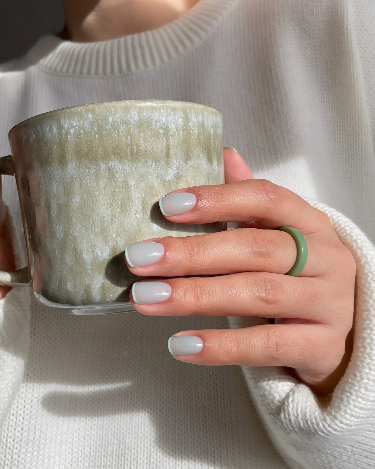 Приглушенный голубой маникюр вытесняет нюд этой весной