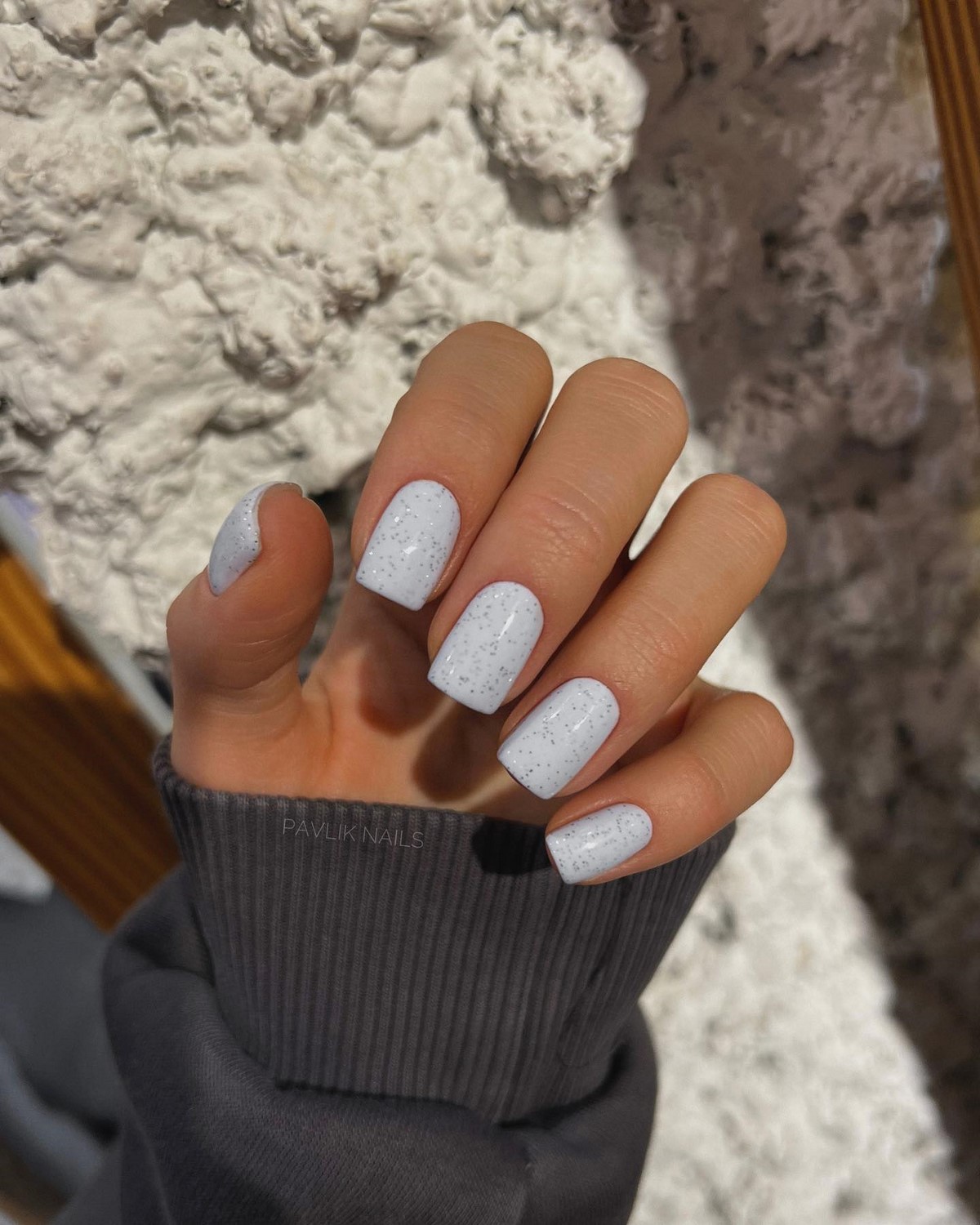 Приглушенный голубой маникюр вытесняет нюд этой весной