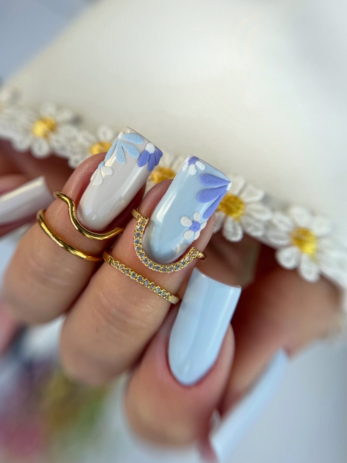 Приглушенный голубой маникюр вытесняет нюд этой весной