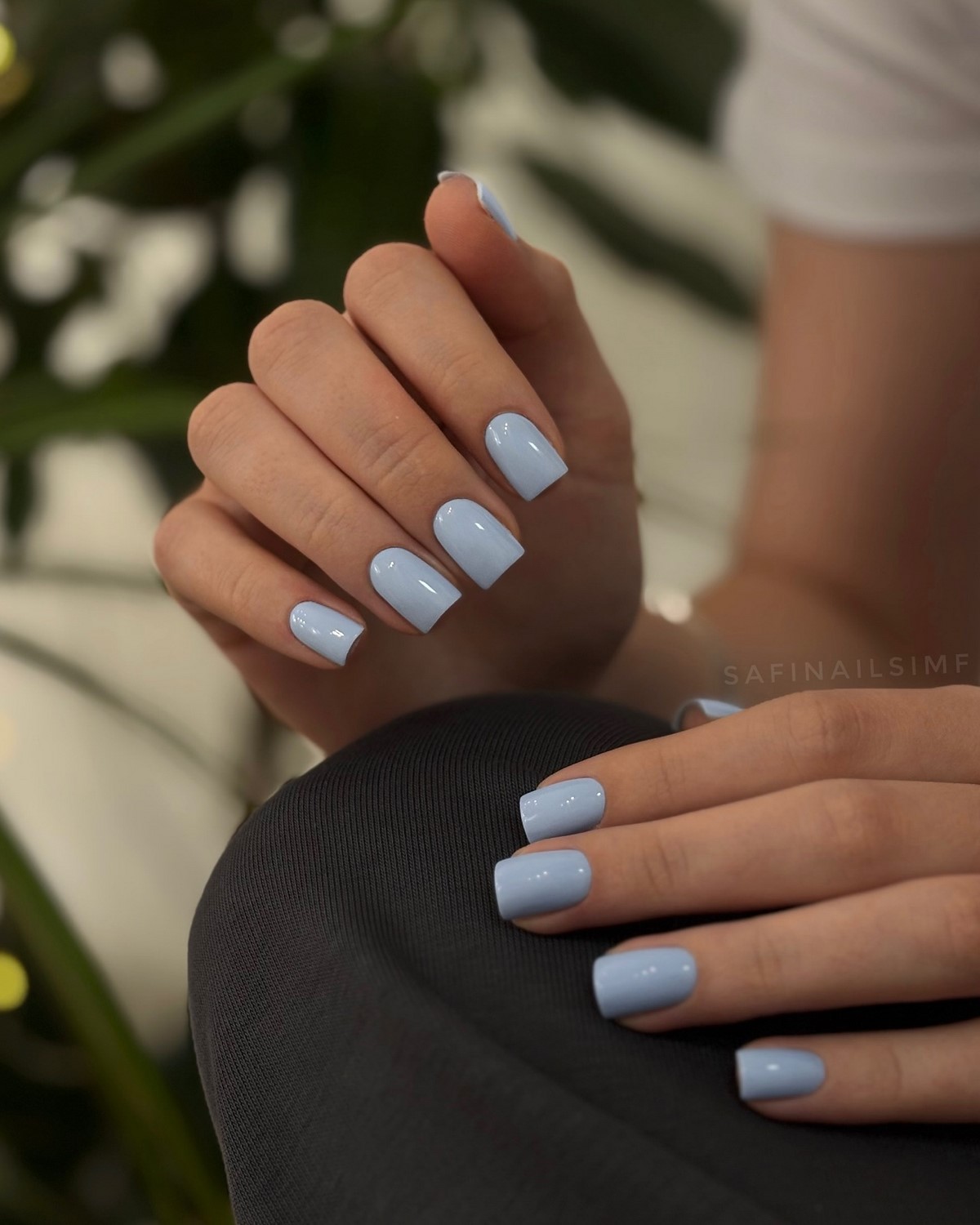 Приглушенный голубой маникюр вытесняет нюд этой весной