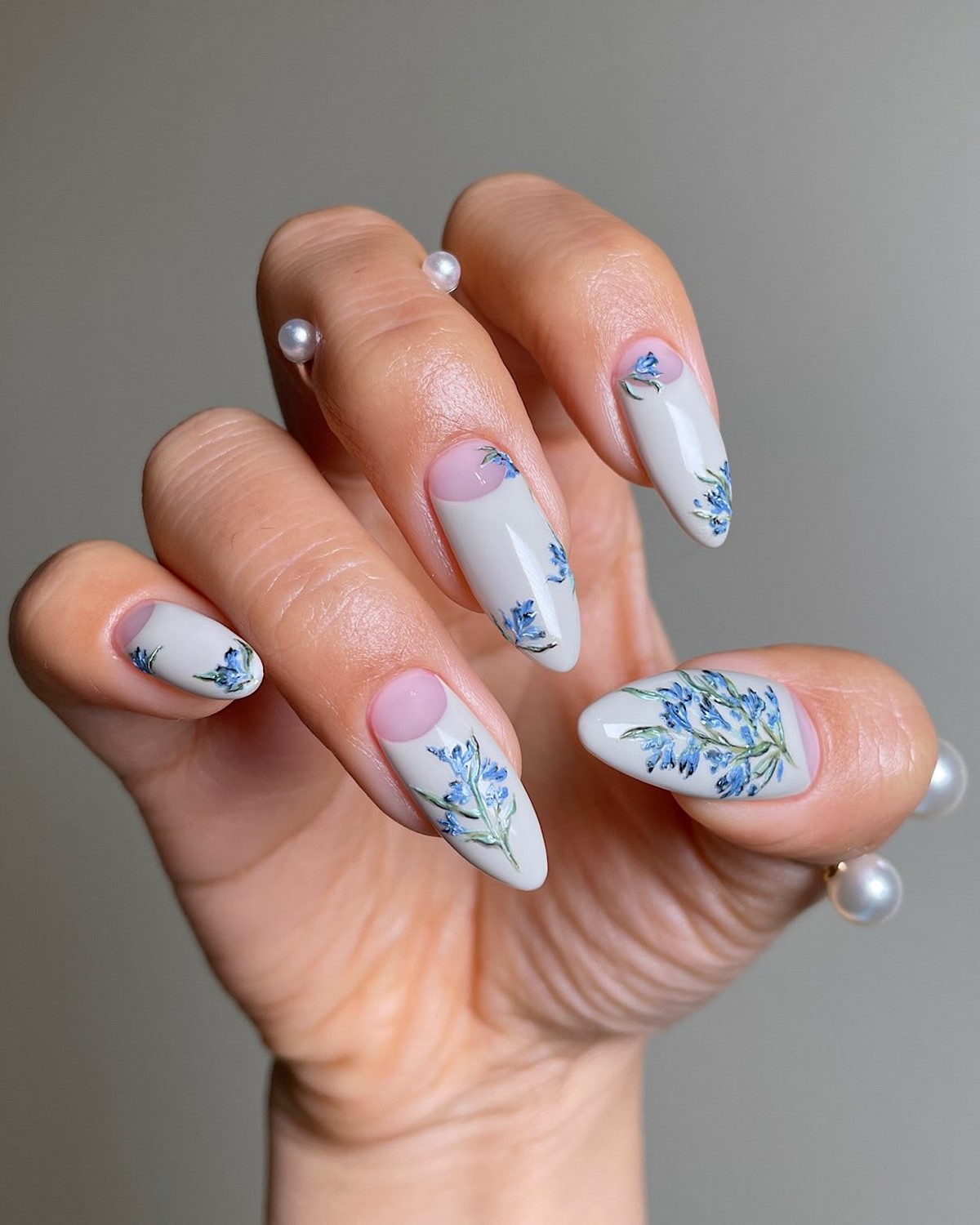 Приглушенный голубой маникюр вытесняет нюд этой весной