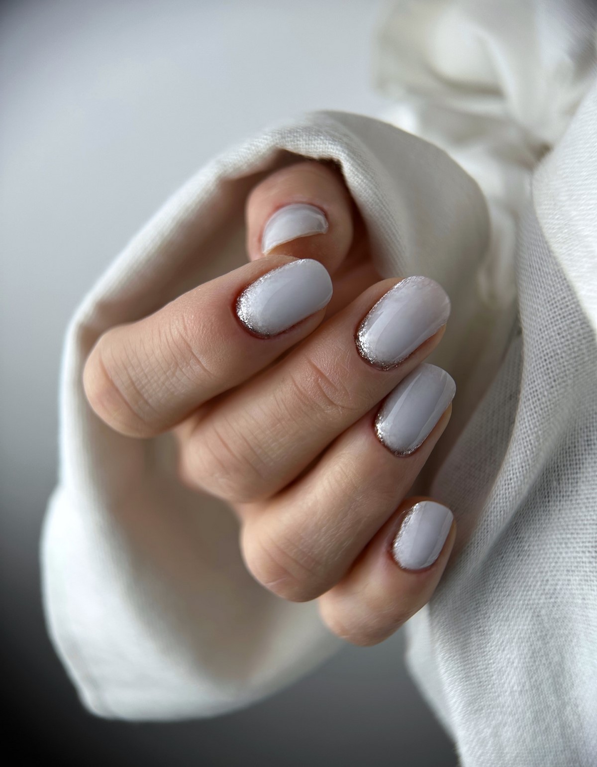 Приглушенный голубой маникюр вытесняет нюд этой весной