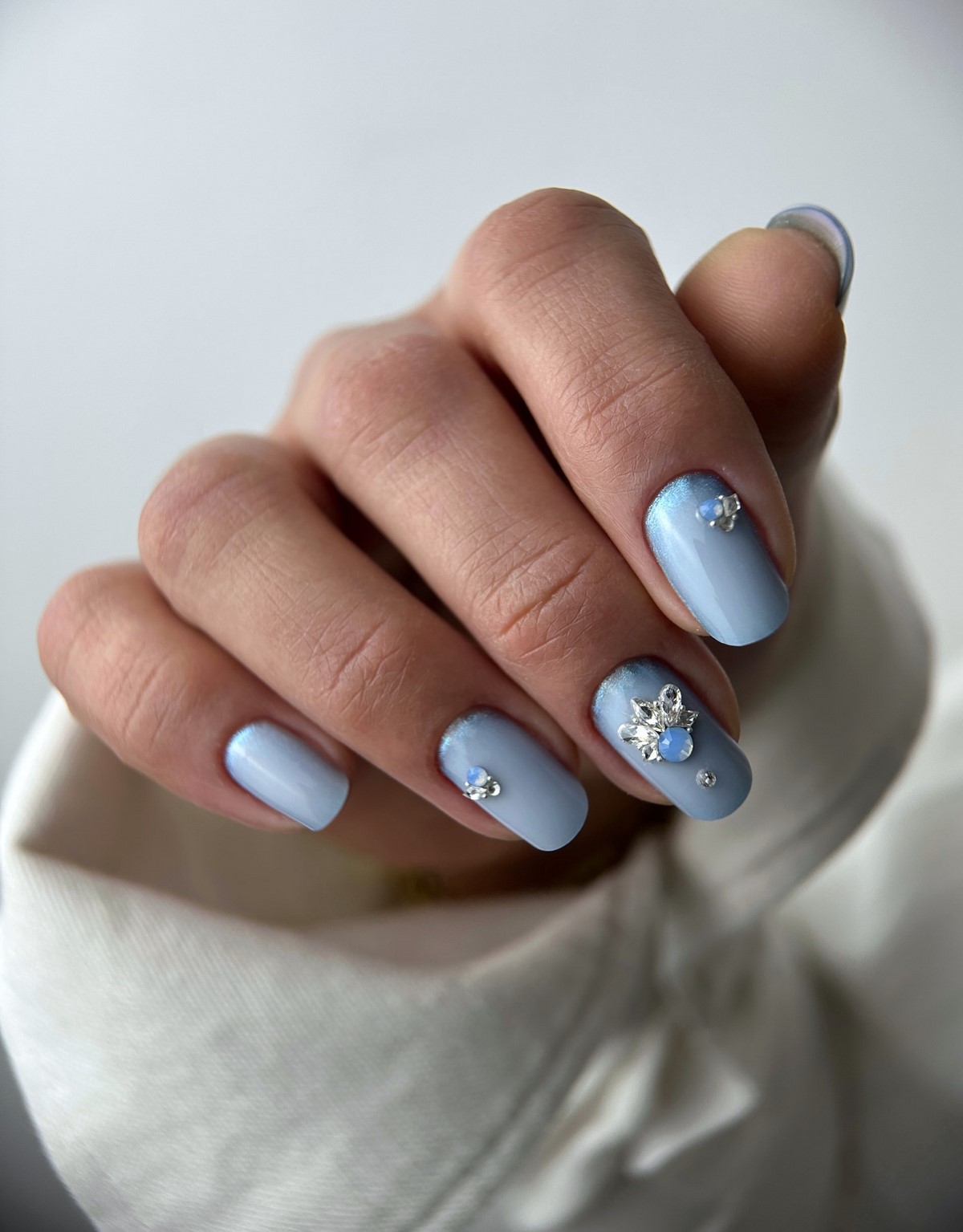 Приглушенный голубой маникюр вытесняет нюд этой весной