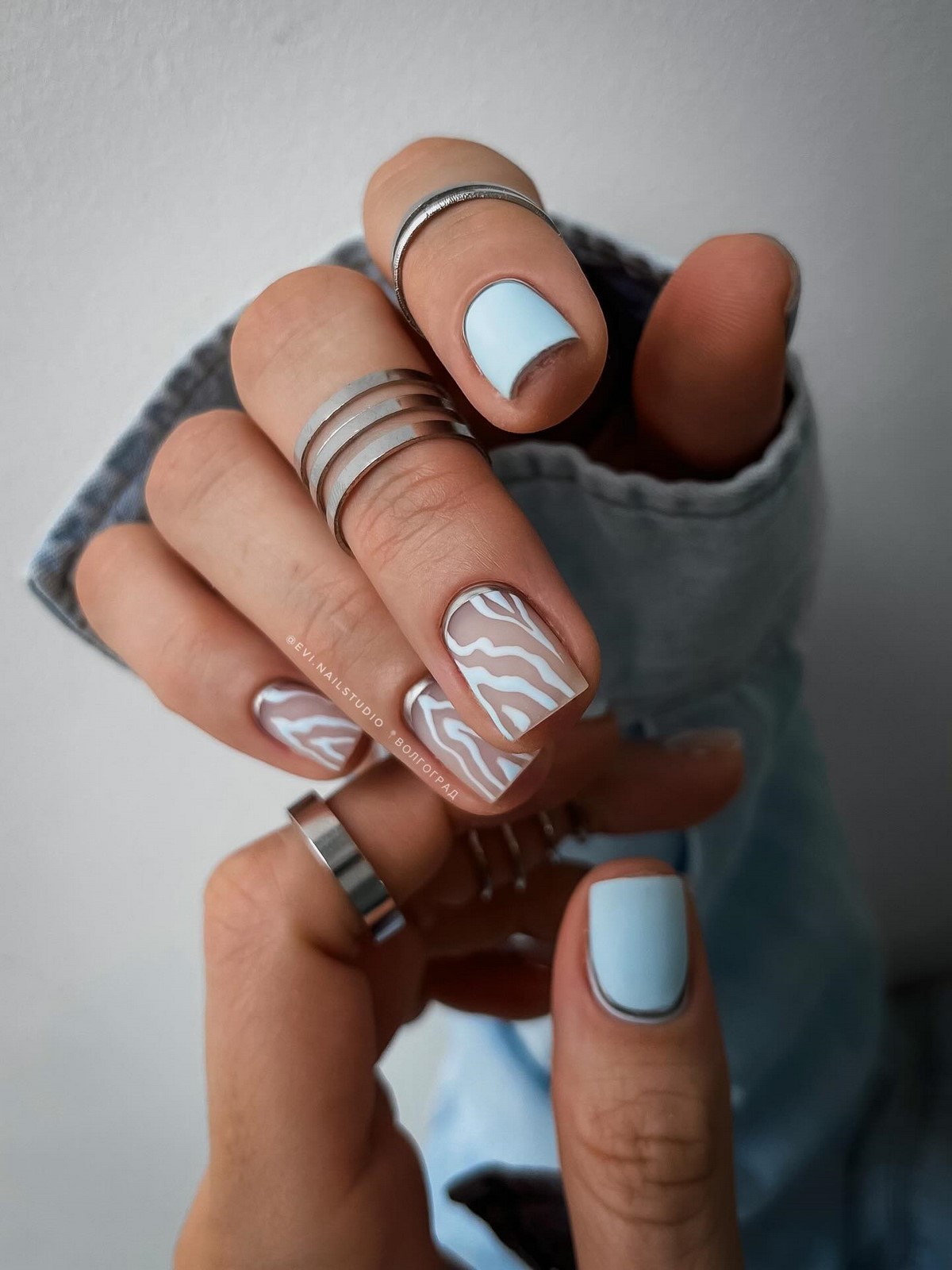 Приглушенный голубой маникюр вытесняет нюд этой весной