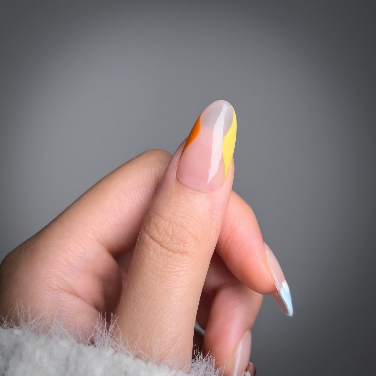 Прозрачный маникюр становится главным трендом весны 2026