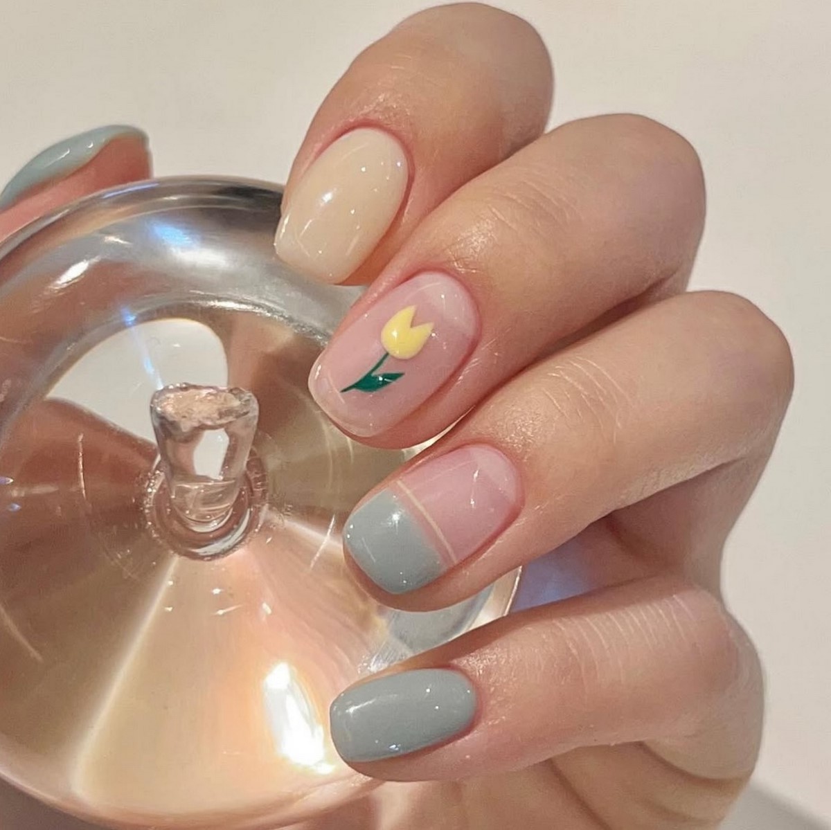 Прозрачный маникюр становится главным трендом весны 2026