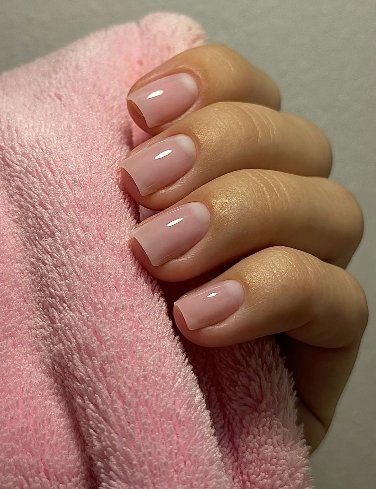 Прозрачный маникюр становится главным трендом весны 2026