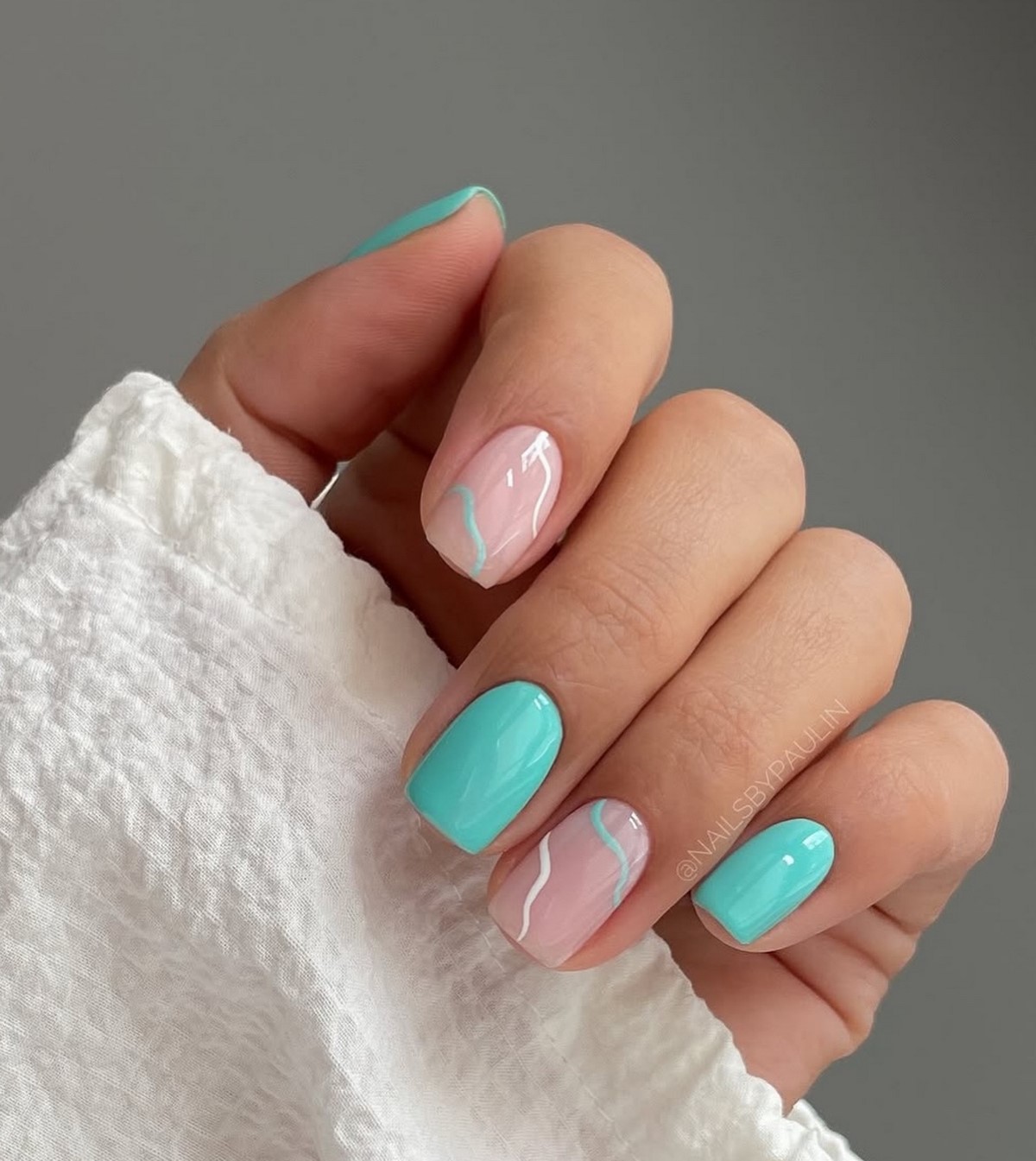 Прозрачный маникюр становится главным трендом весны 2026