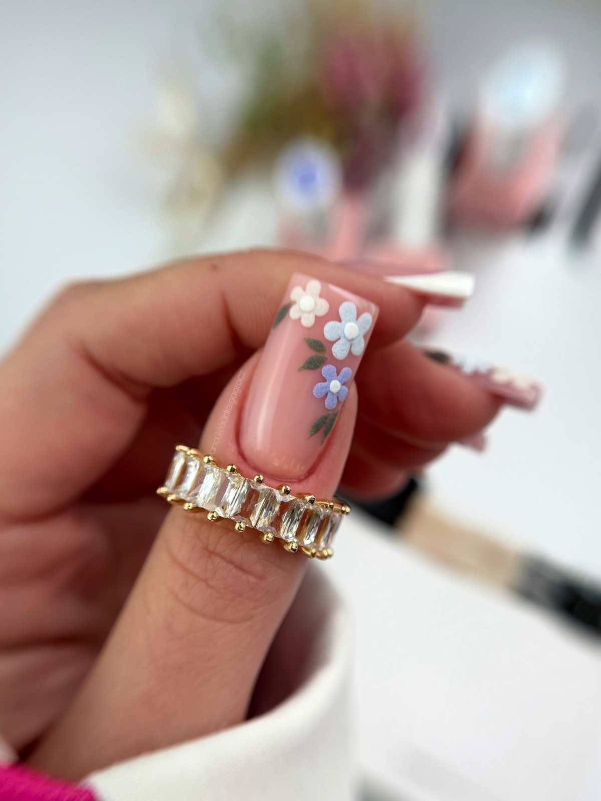 Прозрачный маникюр становится главным трендом весны 2026