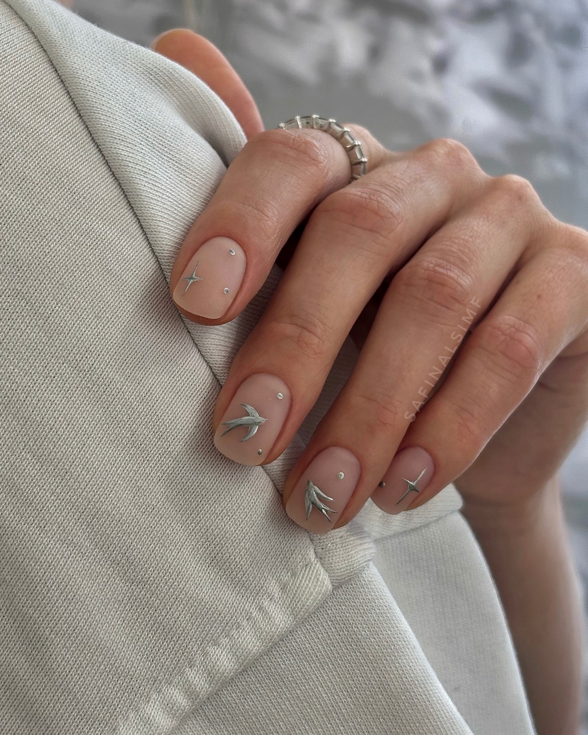 Прозрачный маникюр становится главным трендом весны 2026