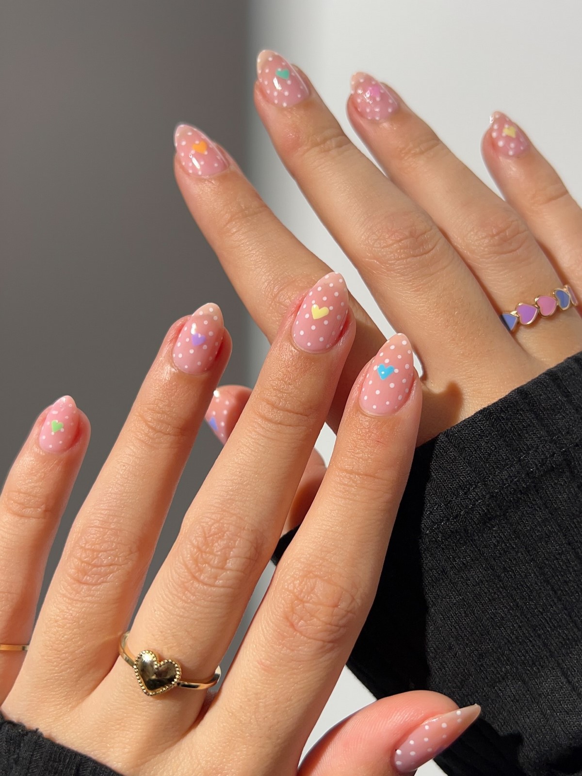 Прозрачный маникюр становится главным трендом весны 2026