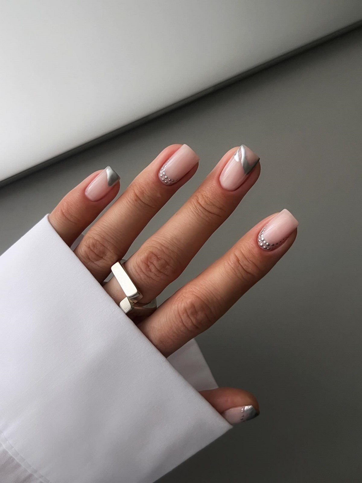 Прозрачный маникюр становится главным трендом весны 2026