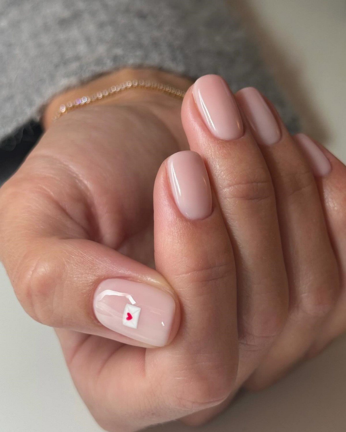 Прозрачный маникюр становится главным трендом весны 2026