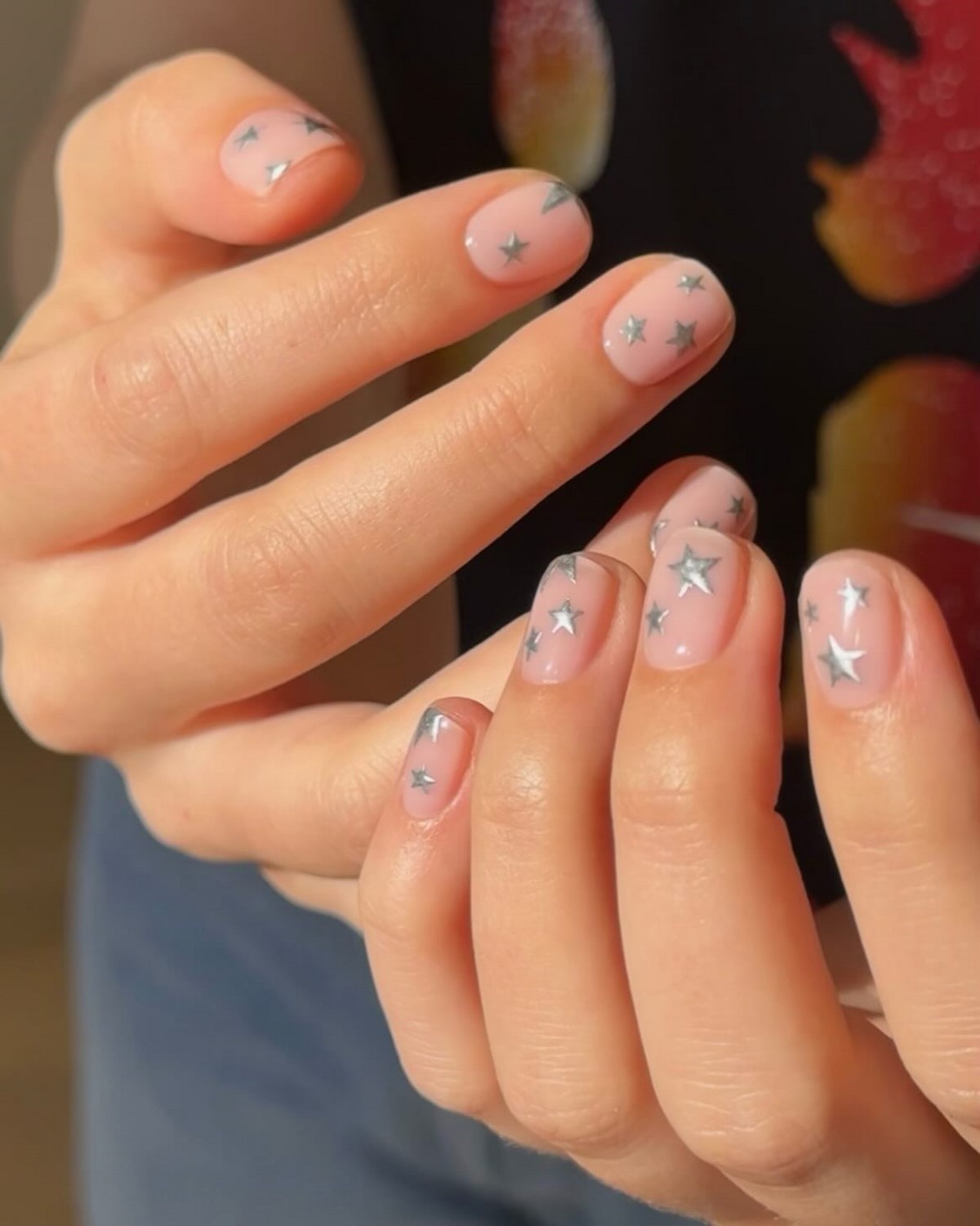 Прозрачный маникюр становится главным трендом весны 2026