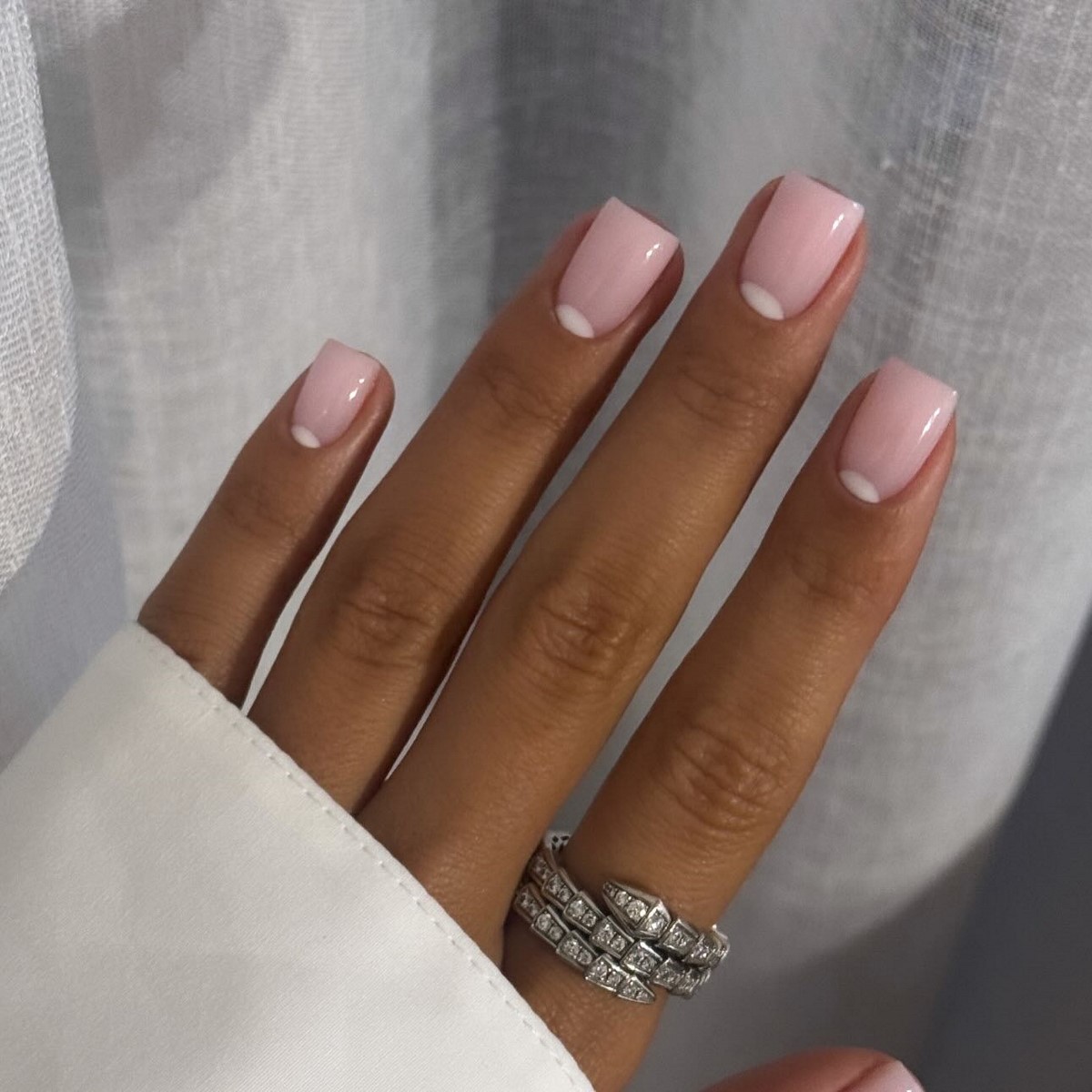 Прозрачный маникюр становится главным трендом весны 2026