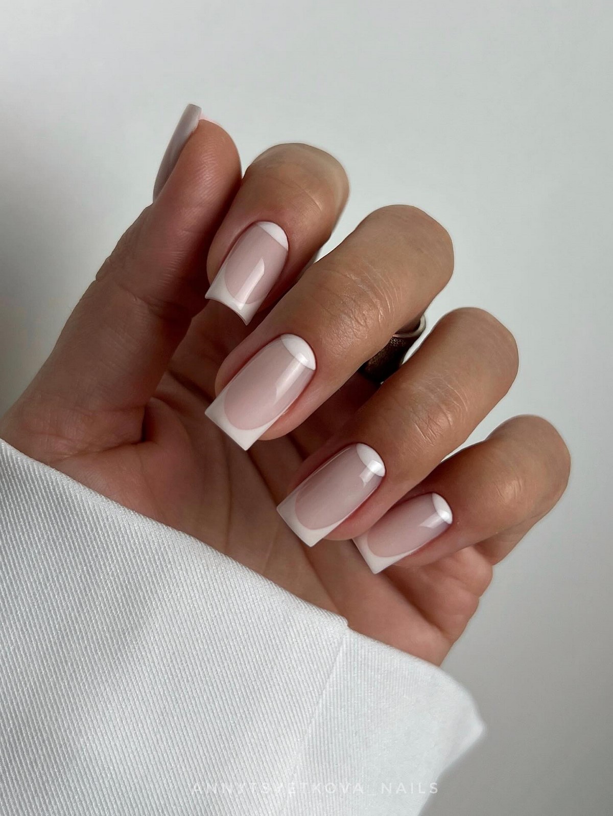 Прозрачный маникюр становится главным трендом весны 2026