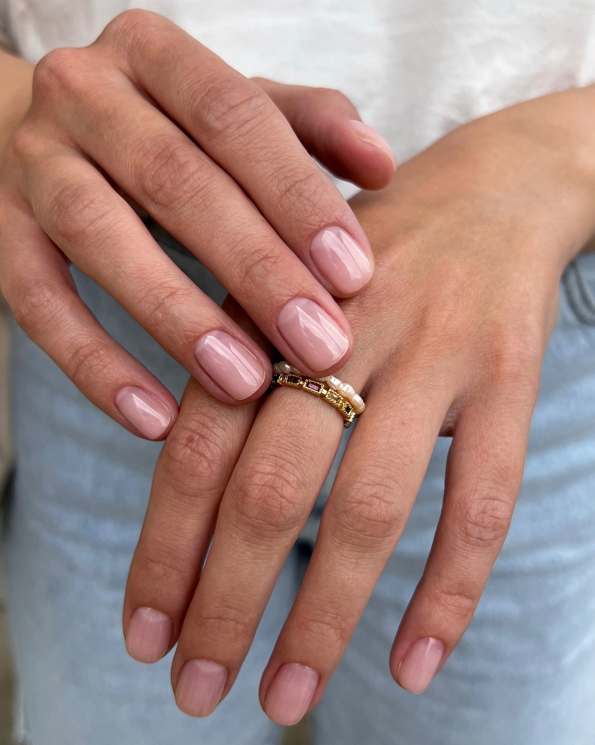 Прозрачный маникюр становится главным трендом весны 2026