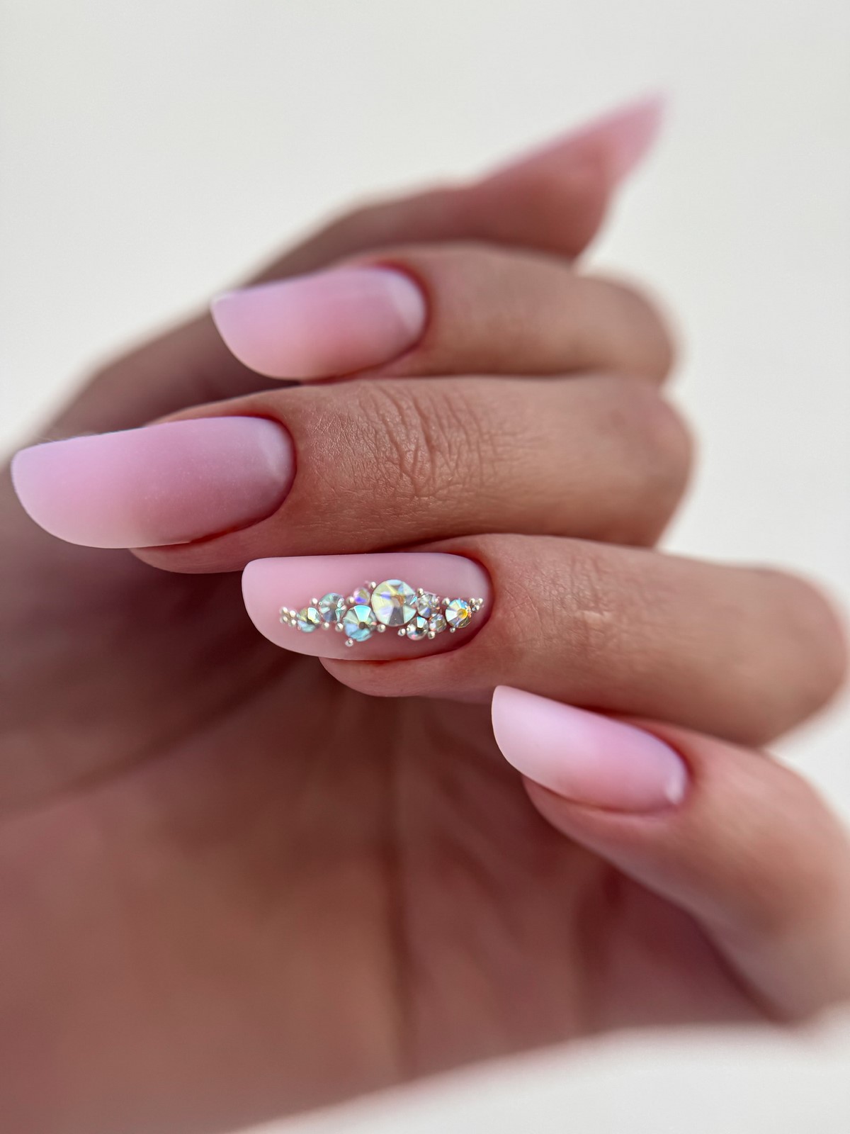 Розовый маникюр весны 2026: оттенки в тренде
